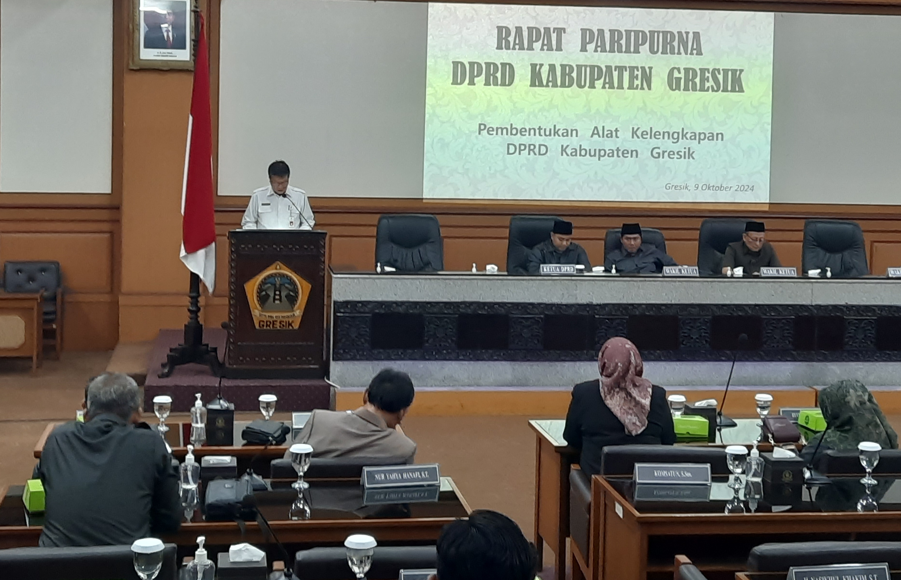 Sekretaris DPRD Gresik Mokh Najikh saat membacakan nama-nama anggota alat kelengkapan dewan sesuai usulan fraksi-fraksi.