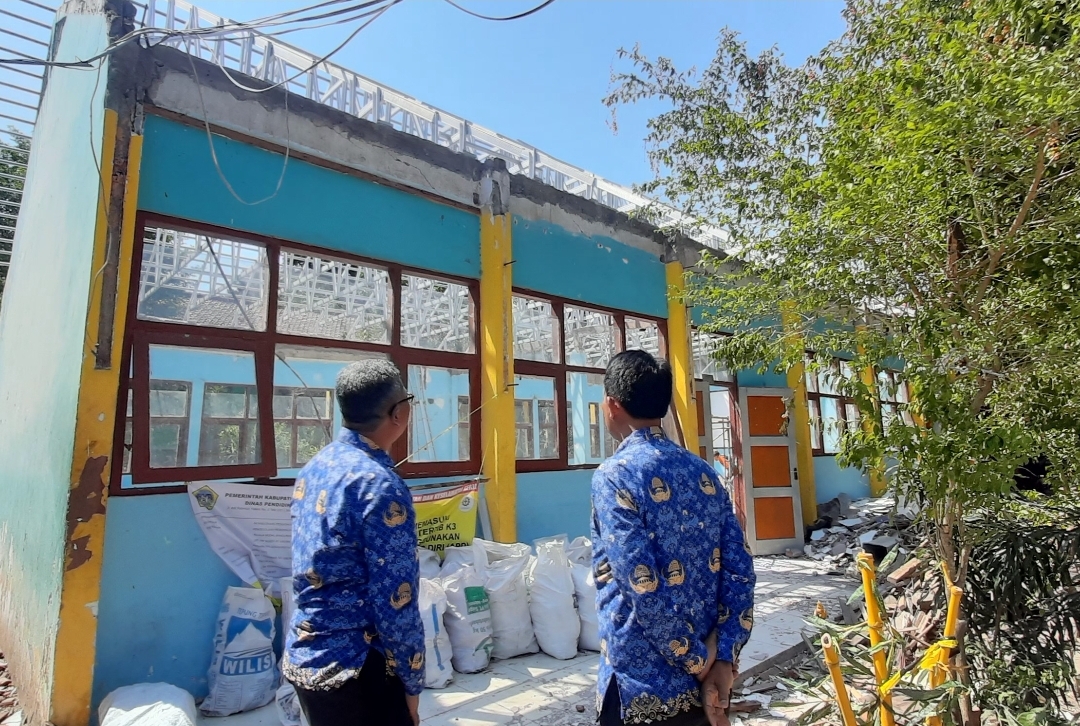 Sekretaris Dispendik Gresik Herawan Eka Kusuma saat melihat pembangunan ruang kelas UPT SMPN 20 Kebomas tahun 2023 lalu.