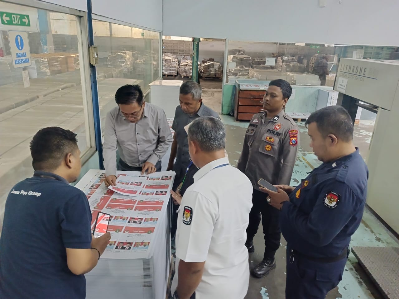 PENGAMANAN: Anggota Polres Gresik melakukan pengamanan tempat produksi surat suara Pemilu 2024 di Desa Sumengko, Kecamatan Wringinanom, Kabupaten Gresik, Rabu (9/10).