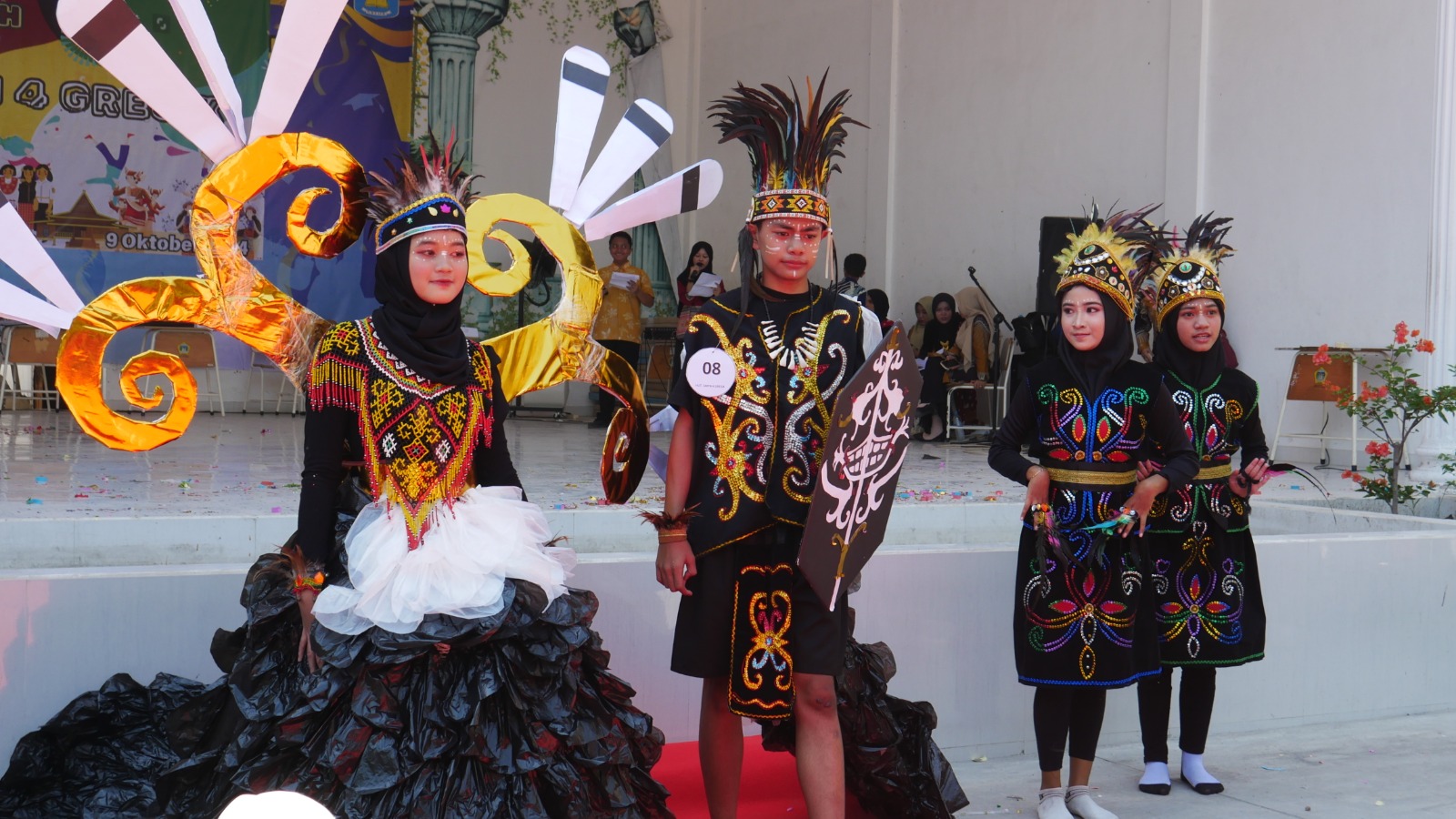 NUSANTARA: Para siswa menampilkan budaya nusantara suku Dayak dalam proyek P5 bertema &ldquo;Bhinneka Tunggal Ika&rdquo; sekaligus di halaman UPT SMPN 4 Gresik.