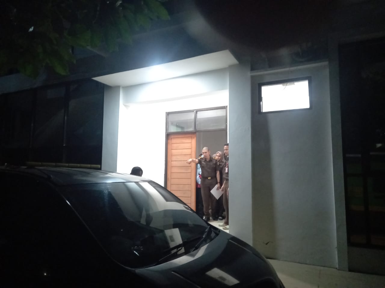 DITAHAN: Tersangka Fransiska Dyah Ayu Puspitasari saat dibawa penyidik kejari Gresik menuju mobil tahanan untuk dikirim ke Rutan Kelas IIB Gresik.