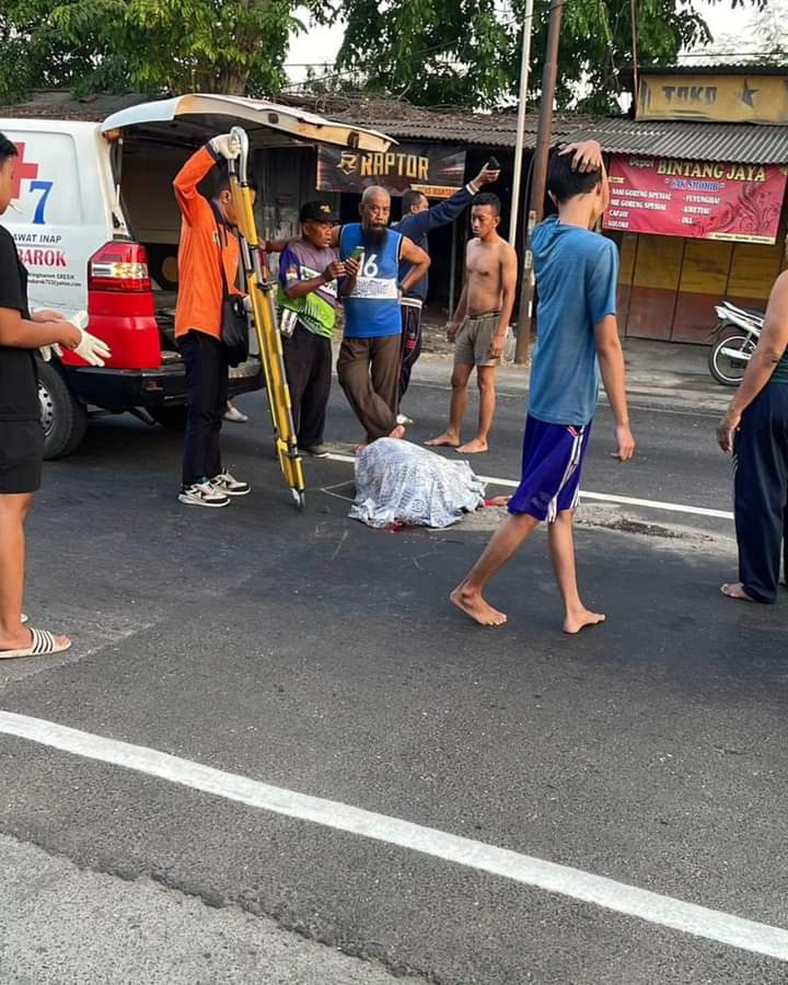 TERGELETAK : Korban kecelakan pengendara sepeda Honda Vario nopol W 5102 BJ saat dievakuasi petugas medis untuk dinaikan ke ambulans untuk dibawa ke Rumah Sakit di Jalan Raya Desa Bambe  Driyorejo