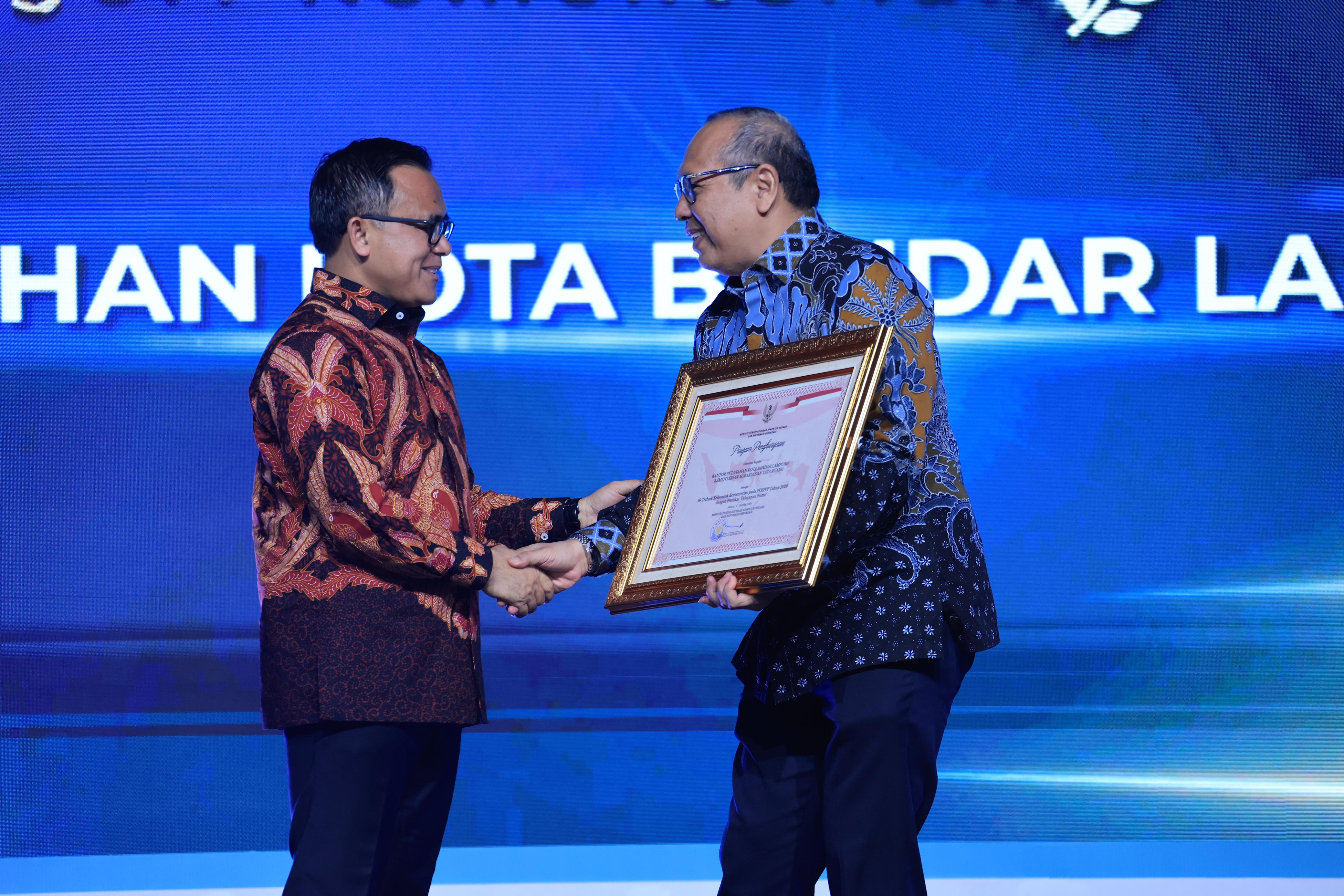 Inovatif : Sekretaris Jenderal (Sekjen) Kementerian ATR/BPN, Suyus Windayana hadir menerima penghargaan yang disampaikan langsung oleh Menteri PAN-RB, Abdullah Azwar Anas.