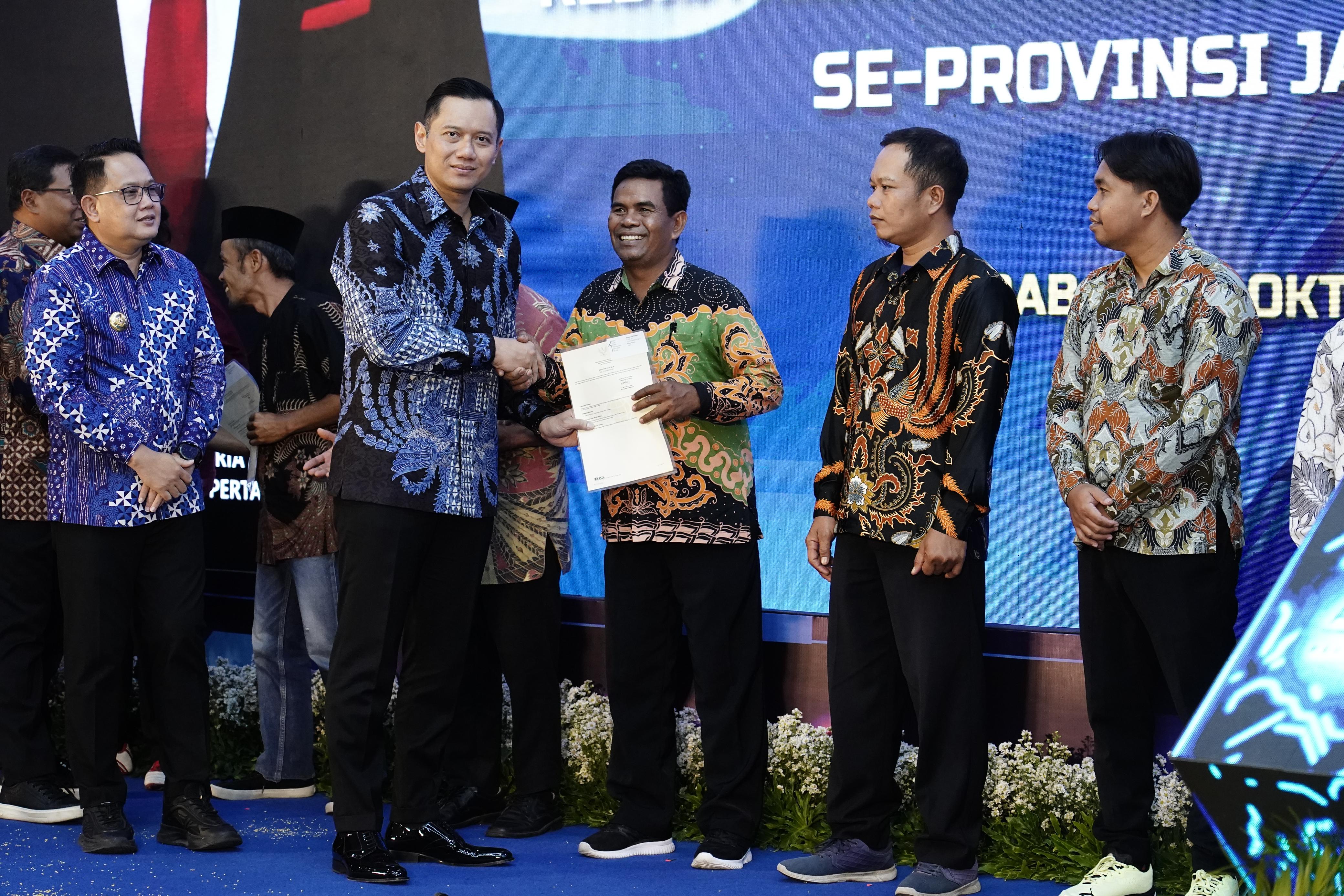Bangga : Joko Santoso menerima sertipikat tanahnya dari Menteri Agraria dan Tata Ruang/Kepala Badan Pertanahan Nasional (ATR/BPN), Agus Harimurti Yudhoyono (AHY) pada Selasa (08/10).