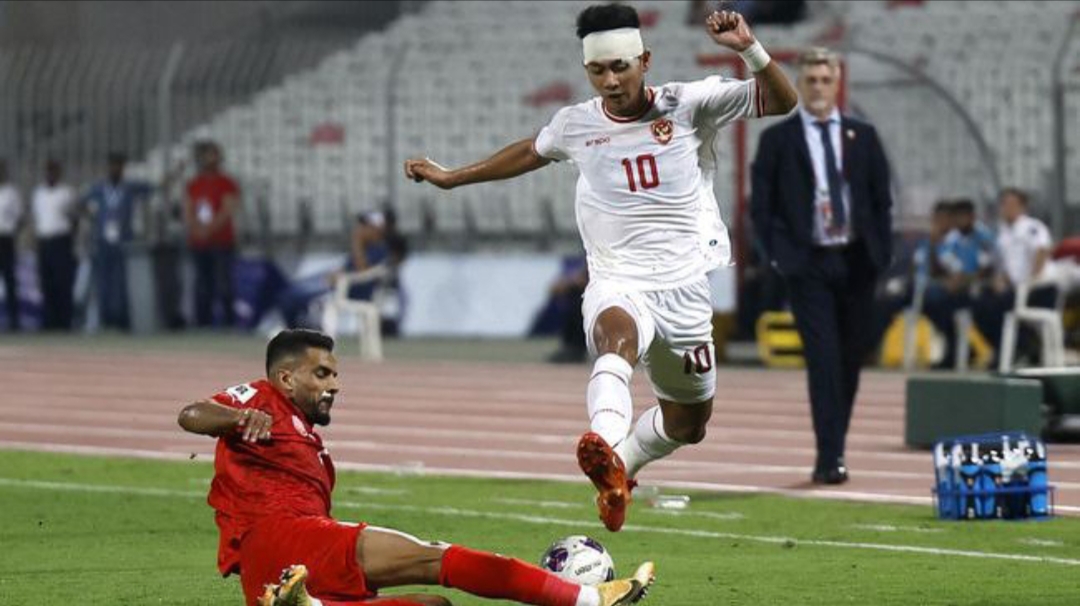 TAHAN IMBANG: Para pemain Timnas Indonesia berusaha untuk mendapatkan bola dalam laga melawan Bahrain.