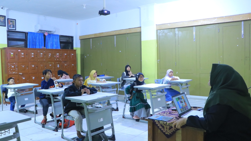 INTENSIF: Desy Rahmawati, pengajar kursus yang pernah mengajar di Kampung Inggris Pare langsung mengawal pembelajaran  bahasa Inggris.