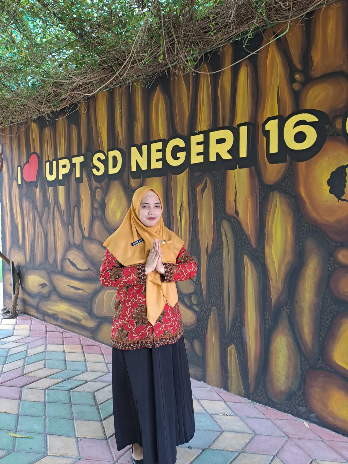 Tuslihun Natin , Guru UPT SD Negeri 16 Gresik.