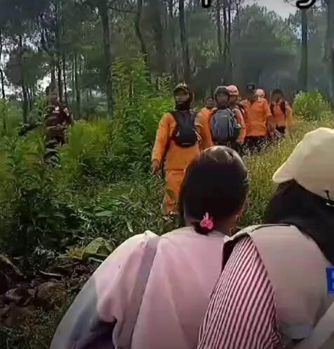 DITEMUKAN : Naomi Daviola, pendaki remaja berusia 17 tahun yang tersesat di gunung slamet ditemukan selamat oleh tim SAR Gabungan di pos 5 pendakian.