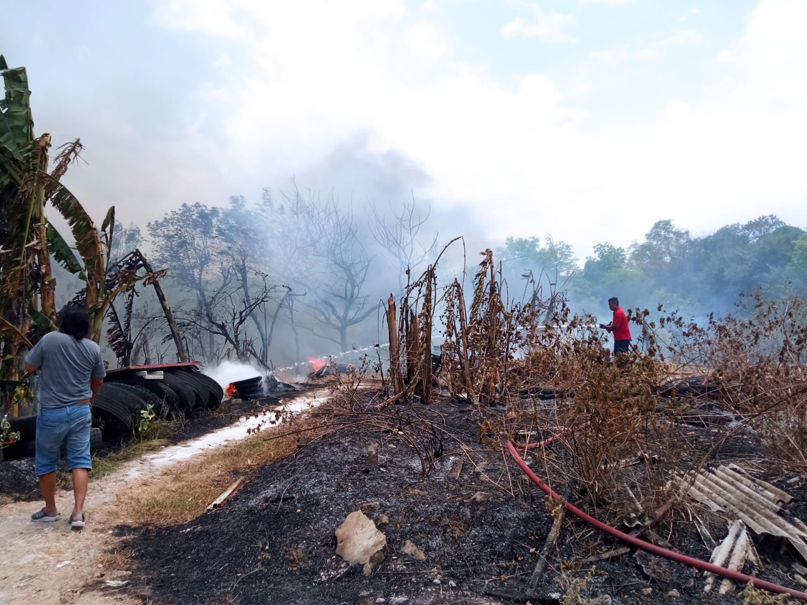 PEMADAMAN: Petugas Damkarla Gresik melakukan pemadaman api di sebuah kandang kambing yang terbakar di Jalan Panggang No.62, Desa Suci , Kecamatan Manyar, Kabupaten Gresik.