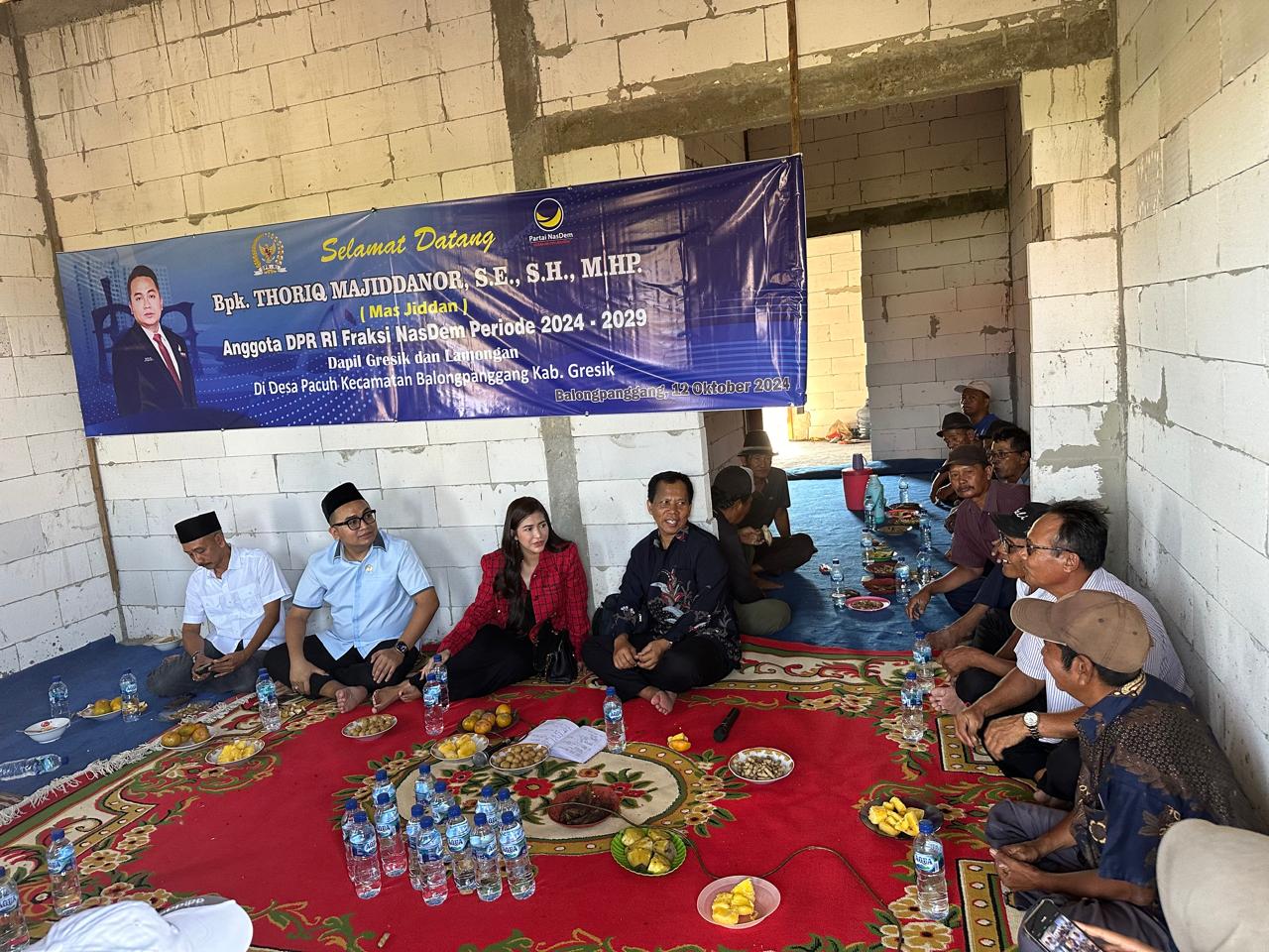 Peduli : Anggota DPR RI  dapil Jatim X Fraksi Nasdem Thoriq Majiddanor mengunjungi kediaman warga Desa Pacuh Balongpanggan untuk menyerahkan bantuan bedah rumah.