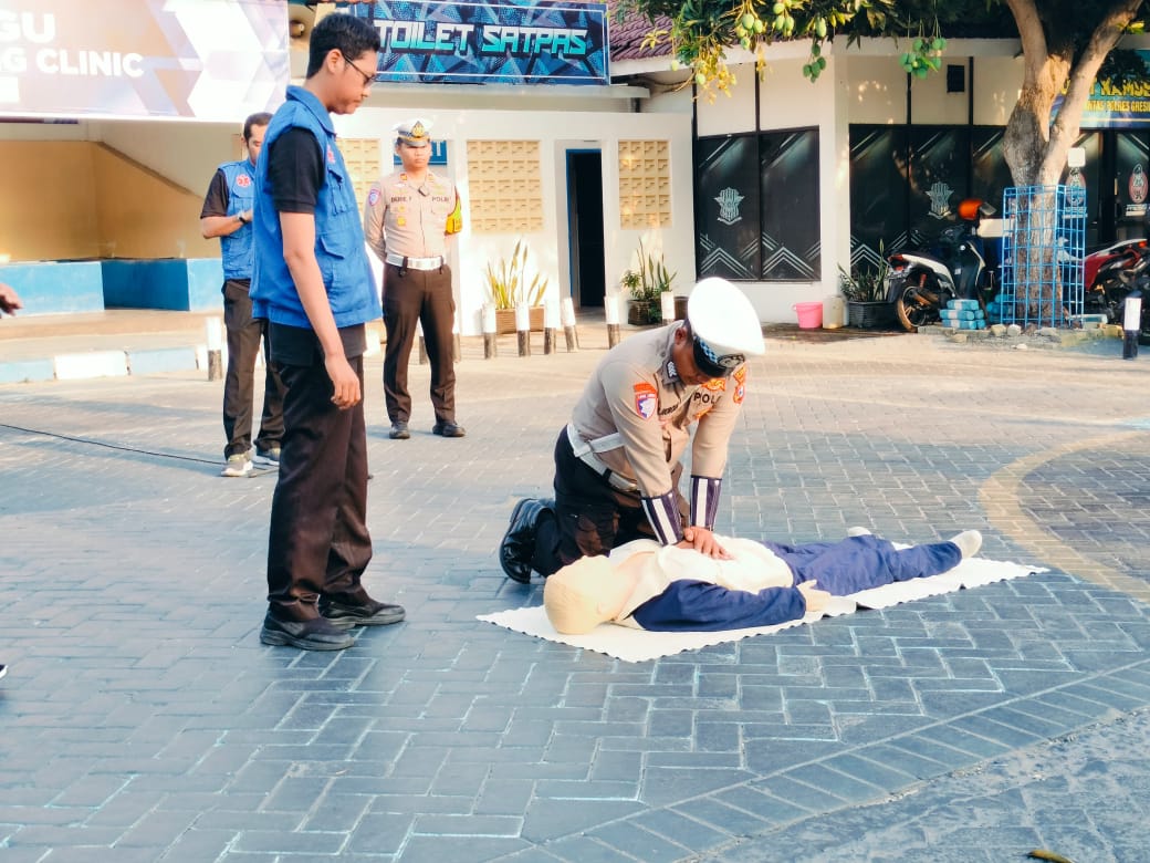 PPGD : Anggota Satlantas Polres Gresik dan Rumah Sakit Petrokimia Gresik Gelar Pelatihan PPGD di kantor Satlantas Polres Gresik.
