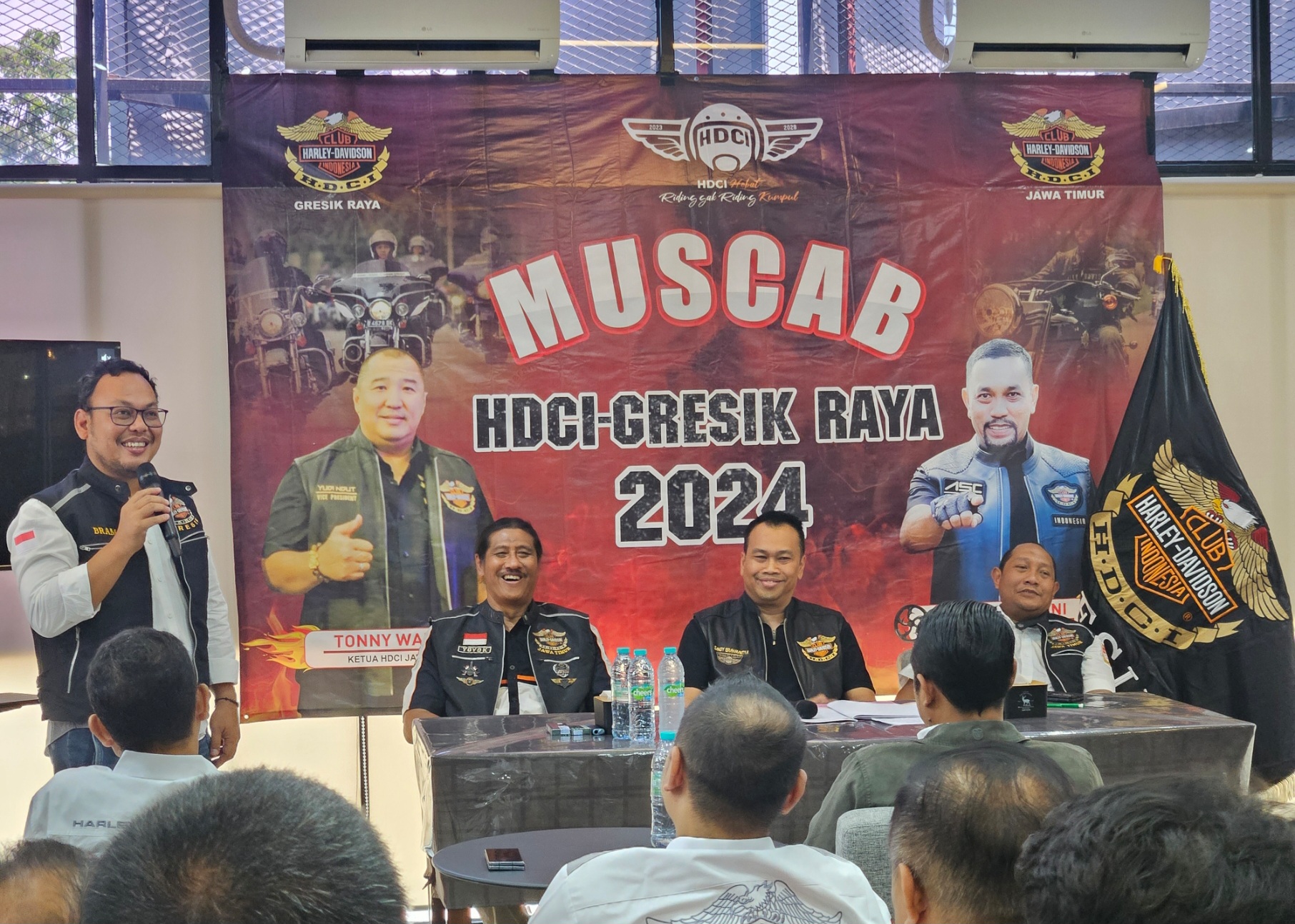 Terpilih Kembali : Ufo Bramantio (kiri) memberikan sambutan usai tepilih kembali pimpin HDCI Gresik periode 2024-2027.