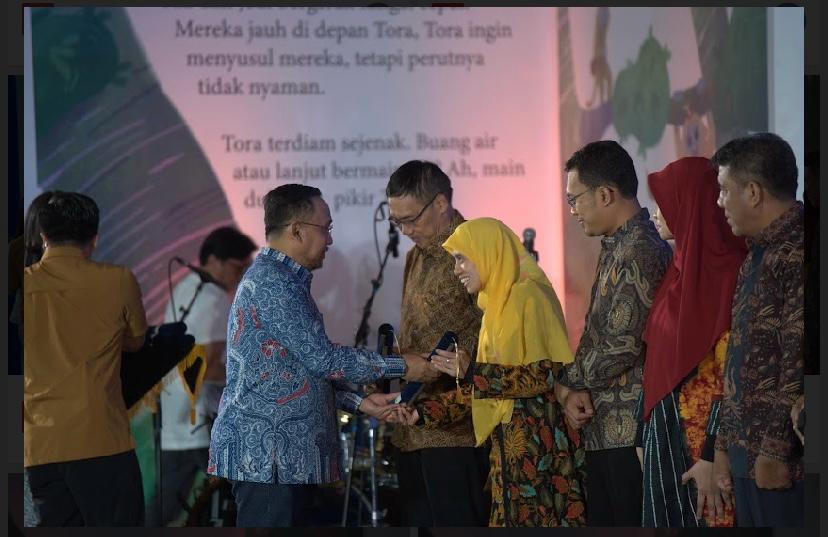 Rektor Unmuh Gresik Nadhirotul Laily, S.Psi., M.Psi, Ph.D, Psikolog menerima penghargaan Apresiasi Gelar Aksi Nyata Pemulihan Pembelajaran yang digelar oleh Kementerian Pendidikan, Kebudayaan, Riset,