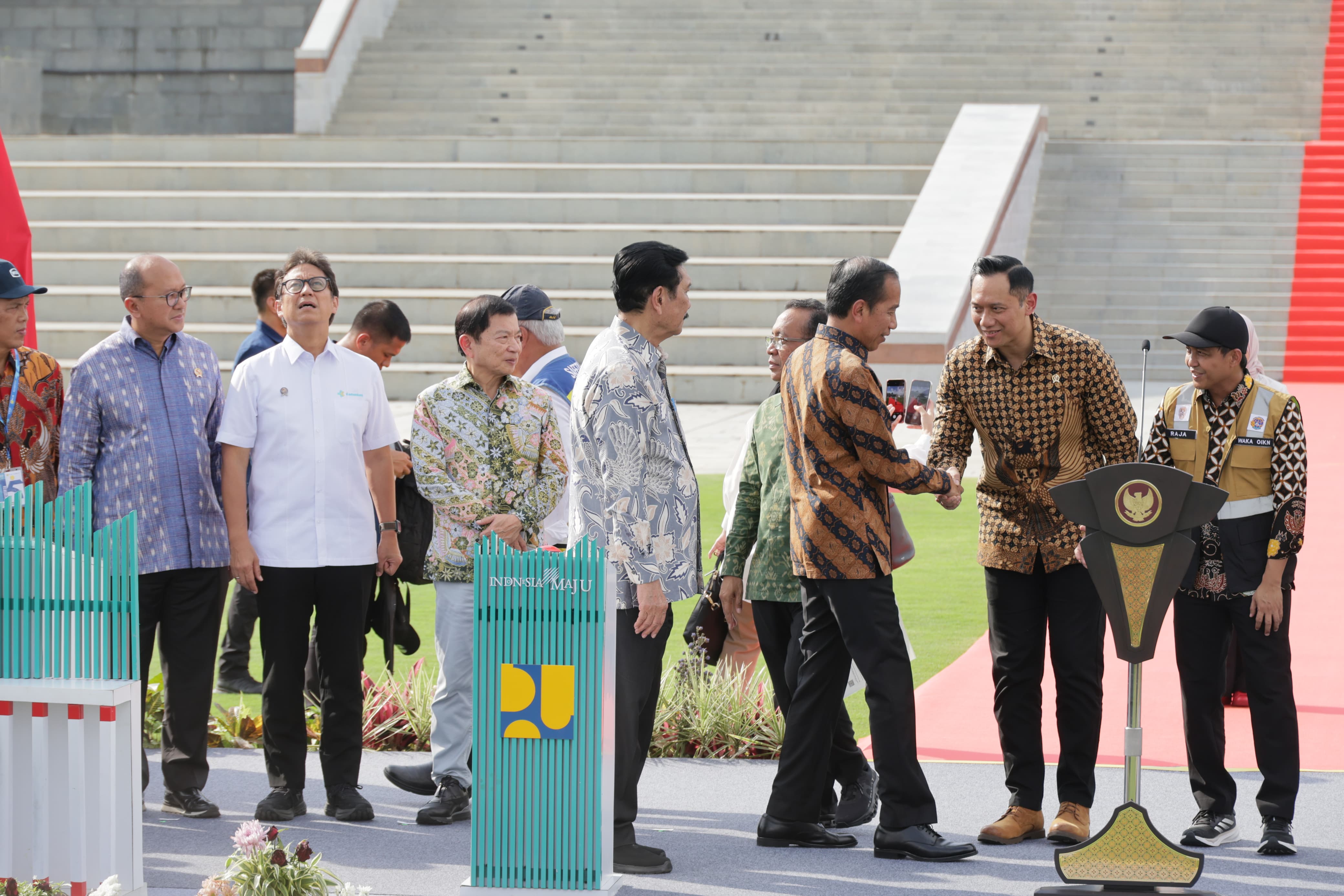 Bersalaman : Presiden Joko Widodo bersalaman dengan Menteri ATR/BPN, Agus Harimurti Yudhoyono usai melakukan peresmian istana garuda IKN