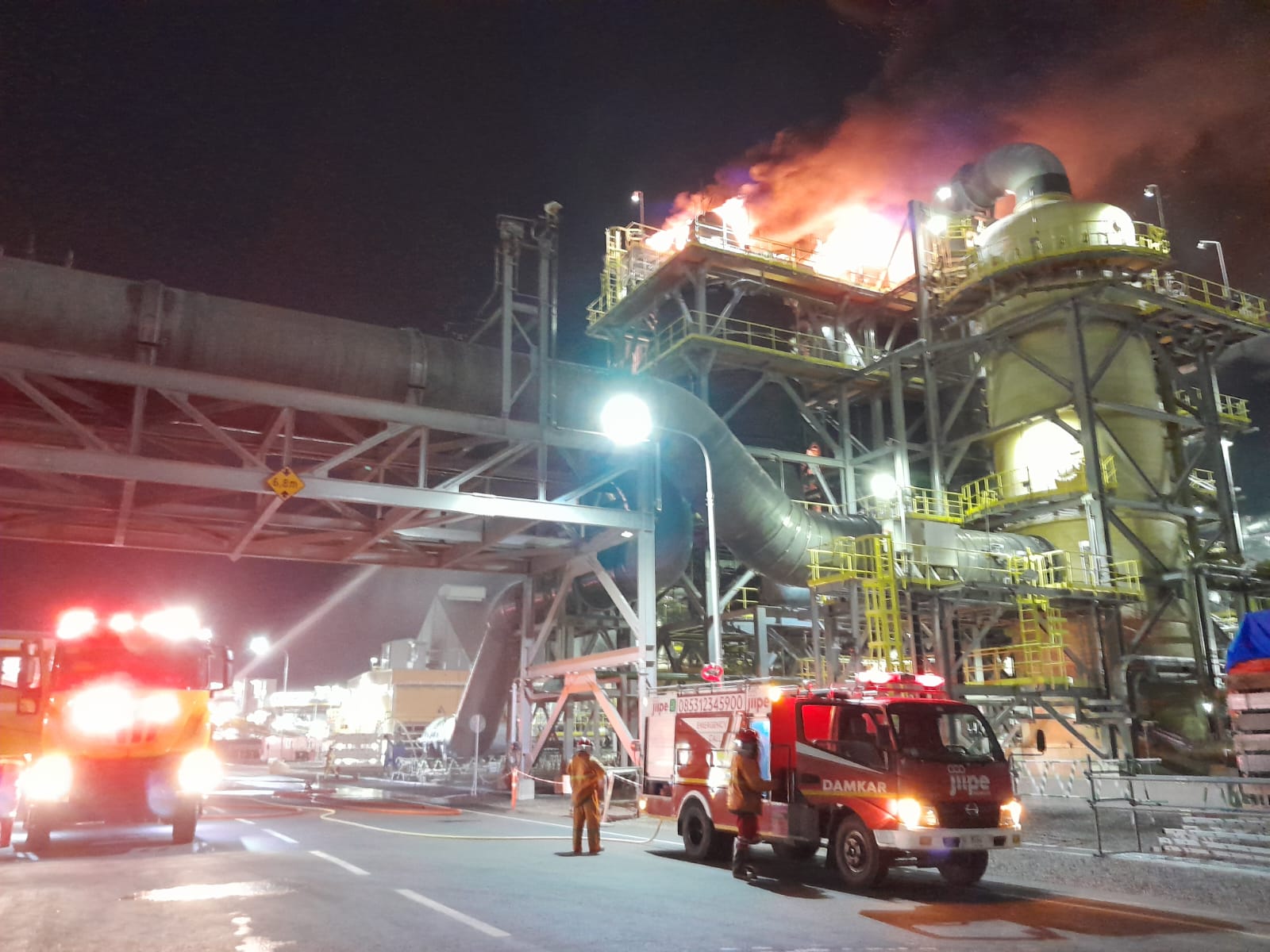 Terkendali : Tim Damkar dari PT Freeport Indonesia, KEK JIIPE, Pemkab Gresik dan Pemkot Surabaya berhasil memadamkan api yang membakar unit Asam Sulfat dalam waktu singkat.