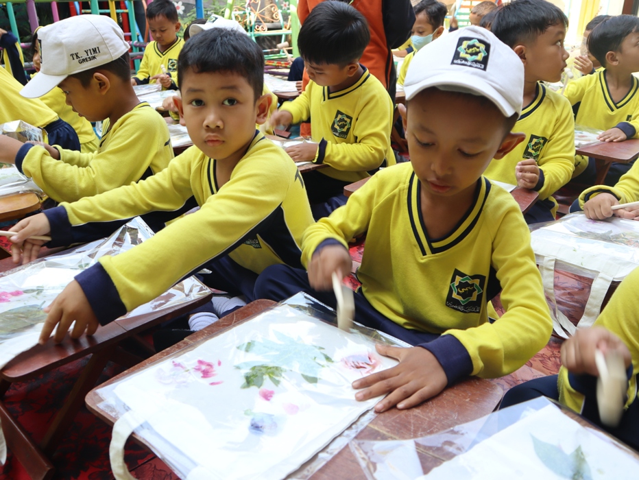 Cinta Budaya : Siswi KBTK YIMI nampak bahagia membatik ecoprint dengan teknik pounding.