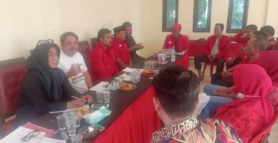 Jajaran pengurus DPC PDIP Gresik saat menggelar rapat untuk menyikapi kadernya yang mendukung kotak kosong.