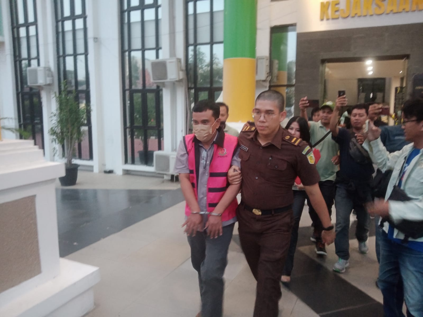 DITAHAN : Tersangka Joko Pristiwanto yang menjabat sebagai Pejabat Pengadaan Barang dan Jasa (PPBJ) Diskoperindag Gresik saat dibawa penyidik kejari Gresik menuju mobil tahanan untuk dikirim ke Rutan