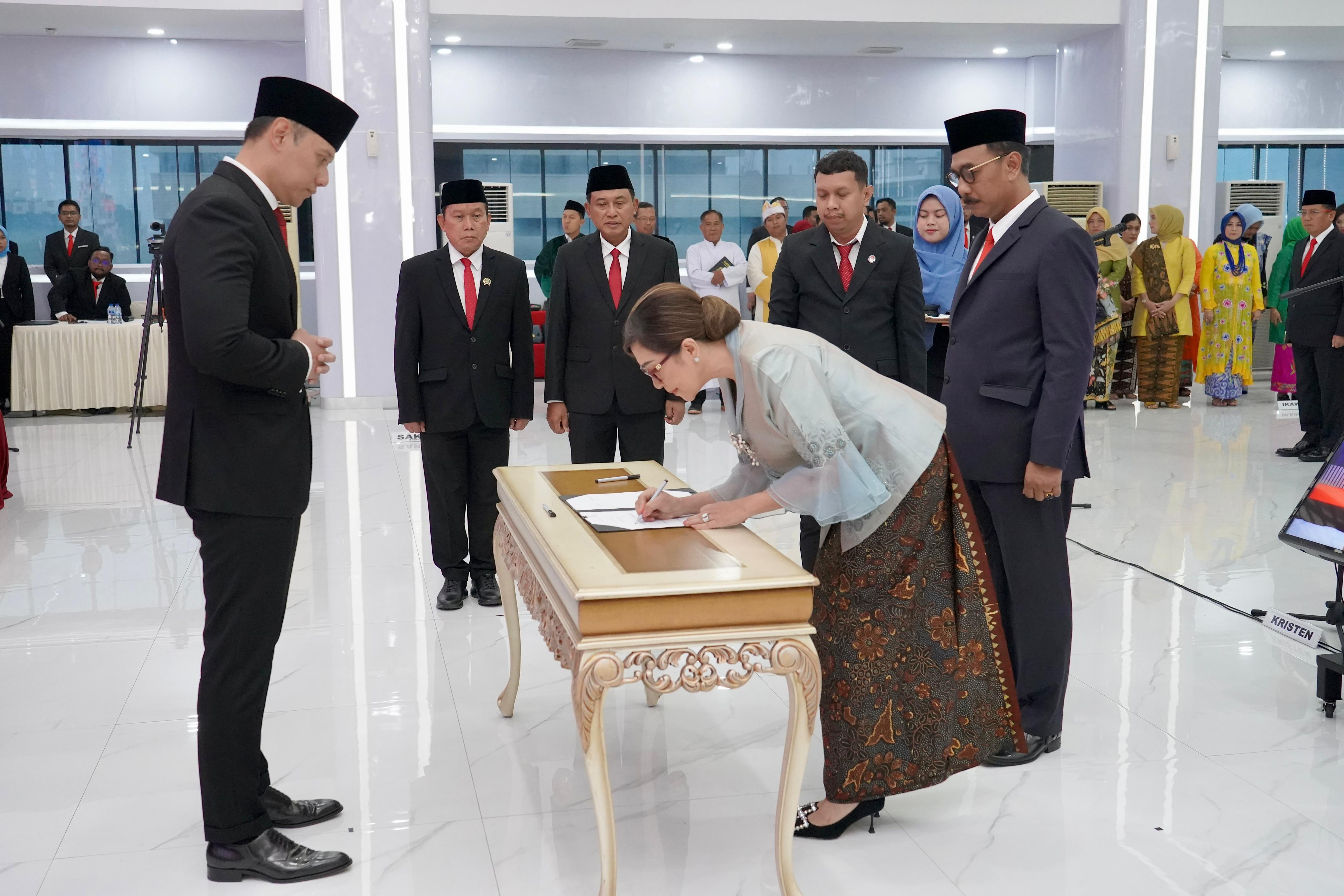Rotasi : Menteri ATR/BPN, Agus Harimurti Yudhoyono menyaksikan penandatanganan berita acara serah terima jabatan pejabat tinggi Kementrian ATR/BPN.