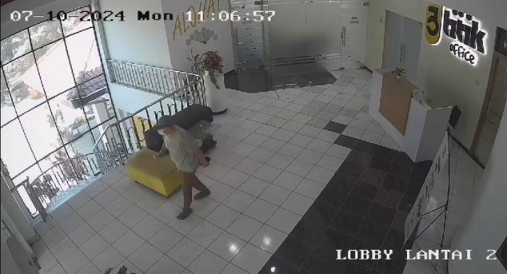 TEREKAM CCTV: Terduga pelaku saat terekam CCTV di Jalan Tridarma, Gresik.