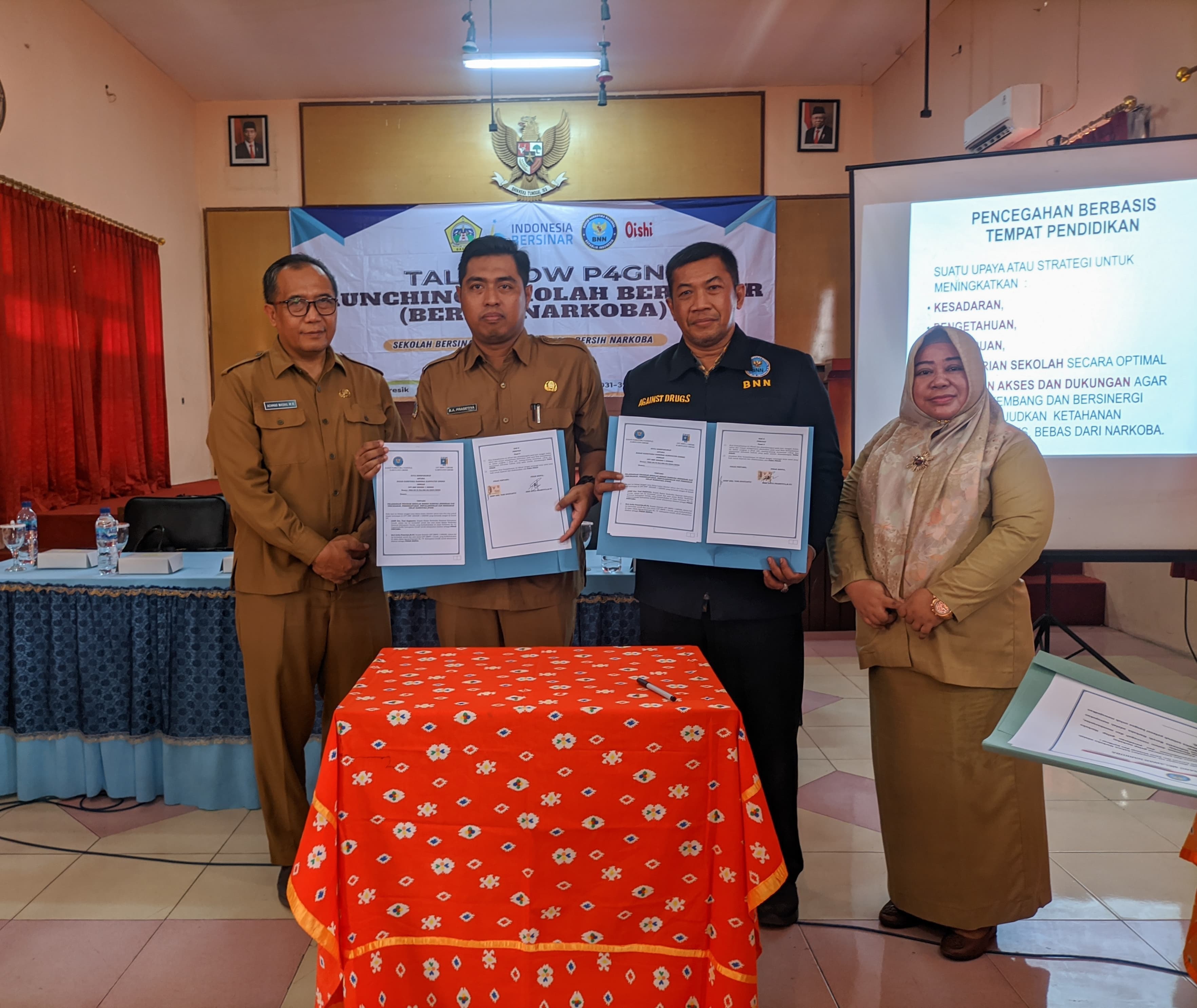 SEKOLAH BERSINAR: SMPN 1 Gresik menggelar pakta integritas mewujudukan Sekolah Bersih Narkoba.