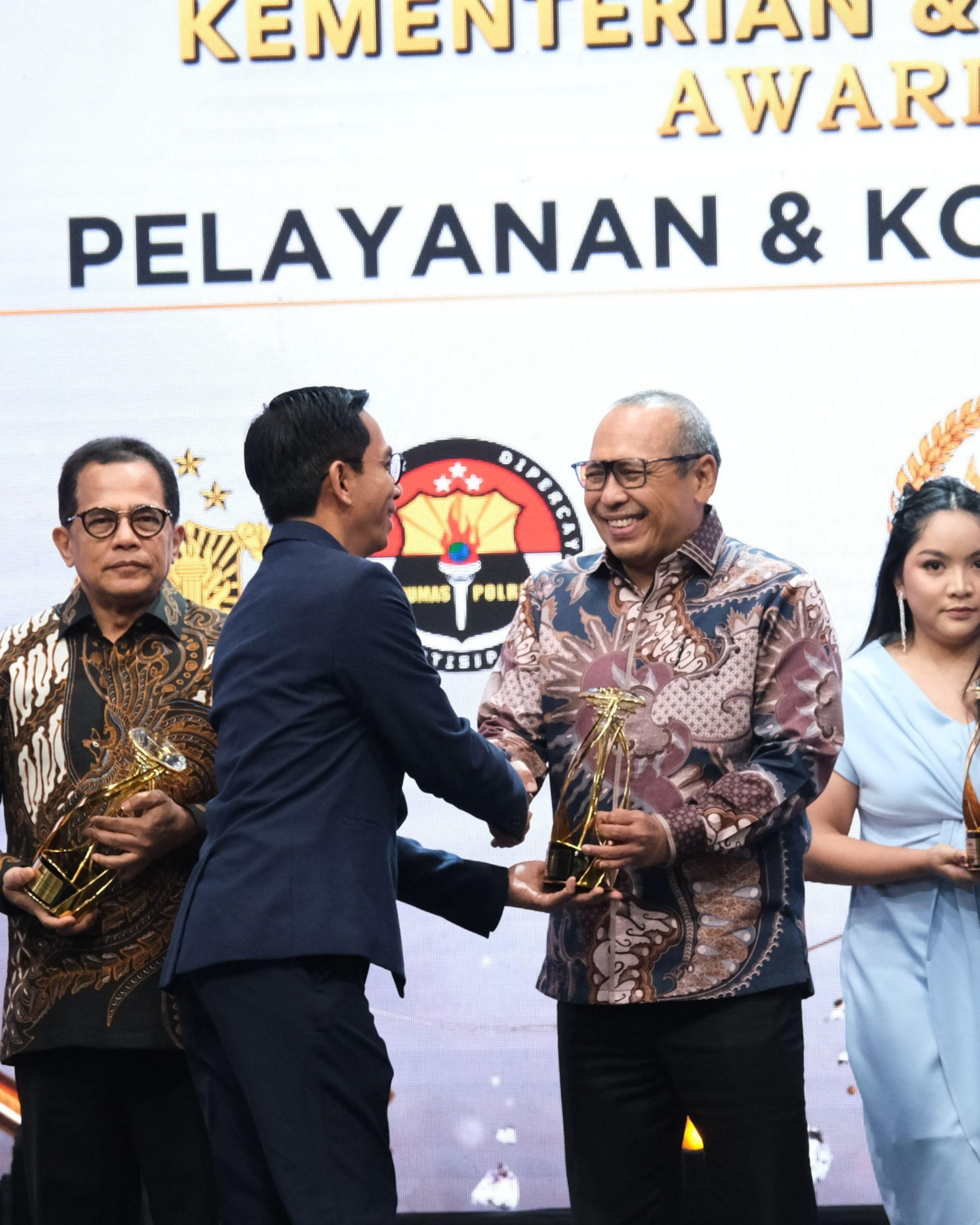 Inovatif : Kementrian ATR/BPN menerima penghargaan dari salah satu stasiun tv swasta nasional karena dianggap telah menciptakan ekosistem baru dalam komunikasi.
