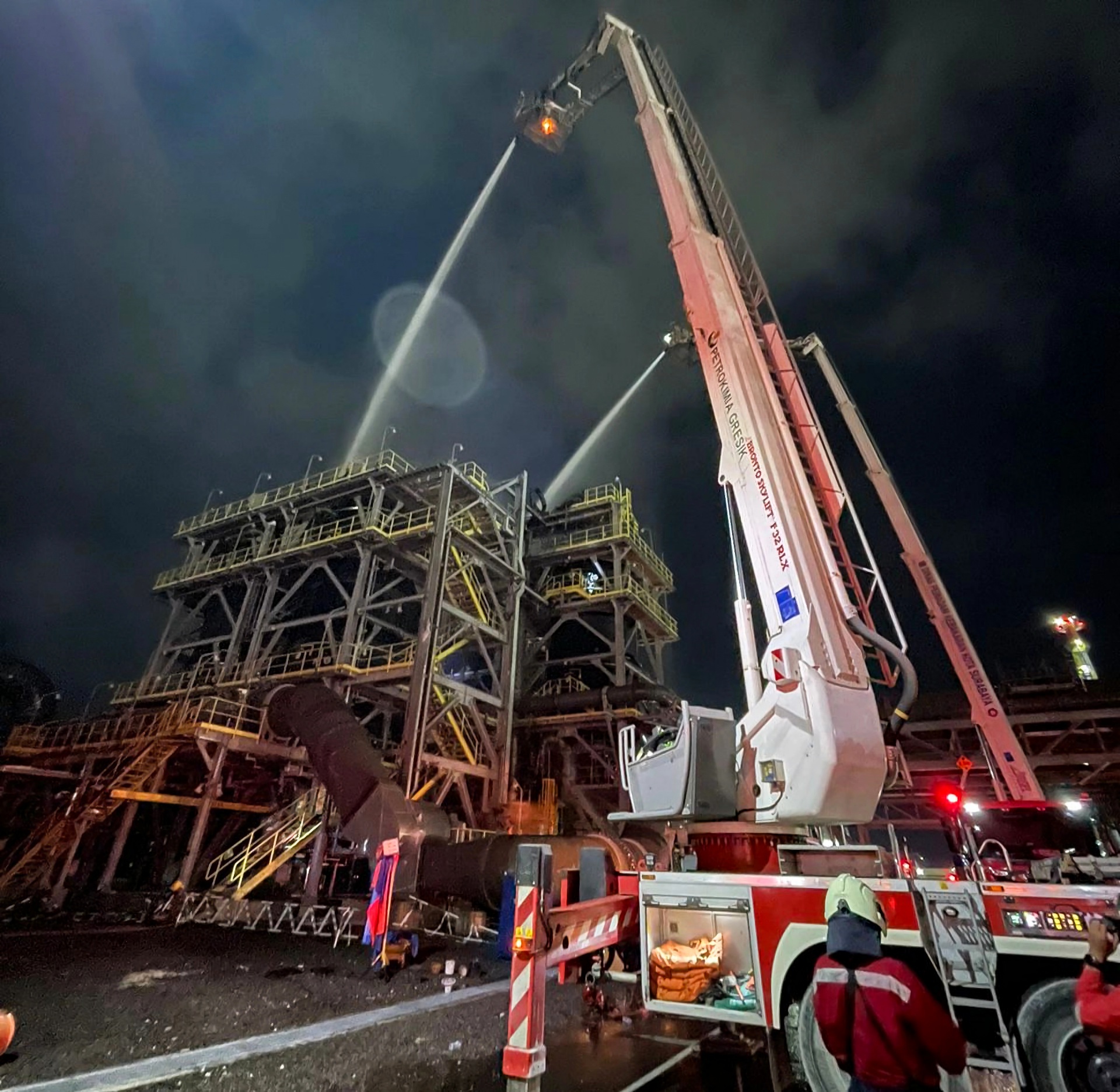 Padamkan Api : Mobil pemadam kebakaran tangga Bronto Skylift milik PT Petrokimia Gresik ikut mengendalikan api yang membakar Smelter Gresik.