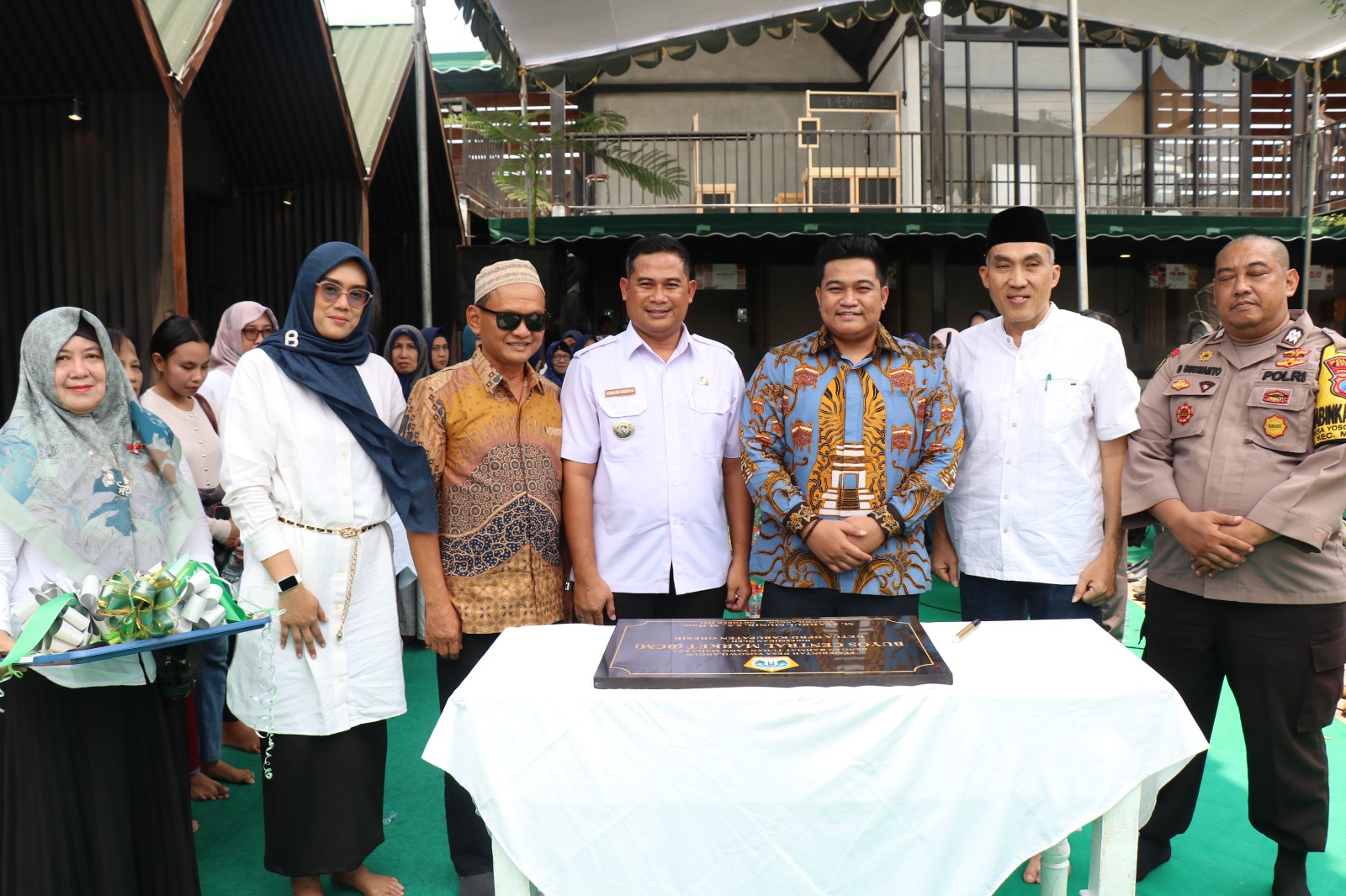 DESA MANDIRI: Kepala Desa Yosowilangun H. Abdur Rosyid mendampingi Ketua DPRD Kabupaten Gresik M. Syahrul Munir saat launching Launching BUMdes Buyos Berkonsep Central Food Court.