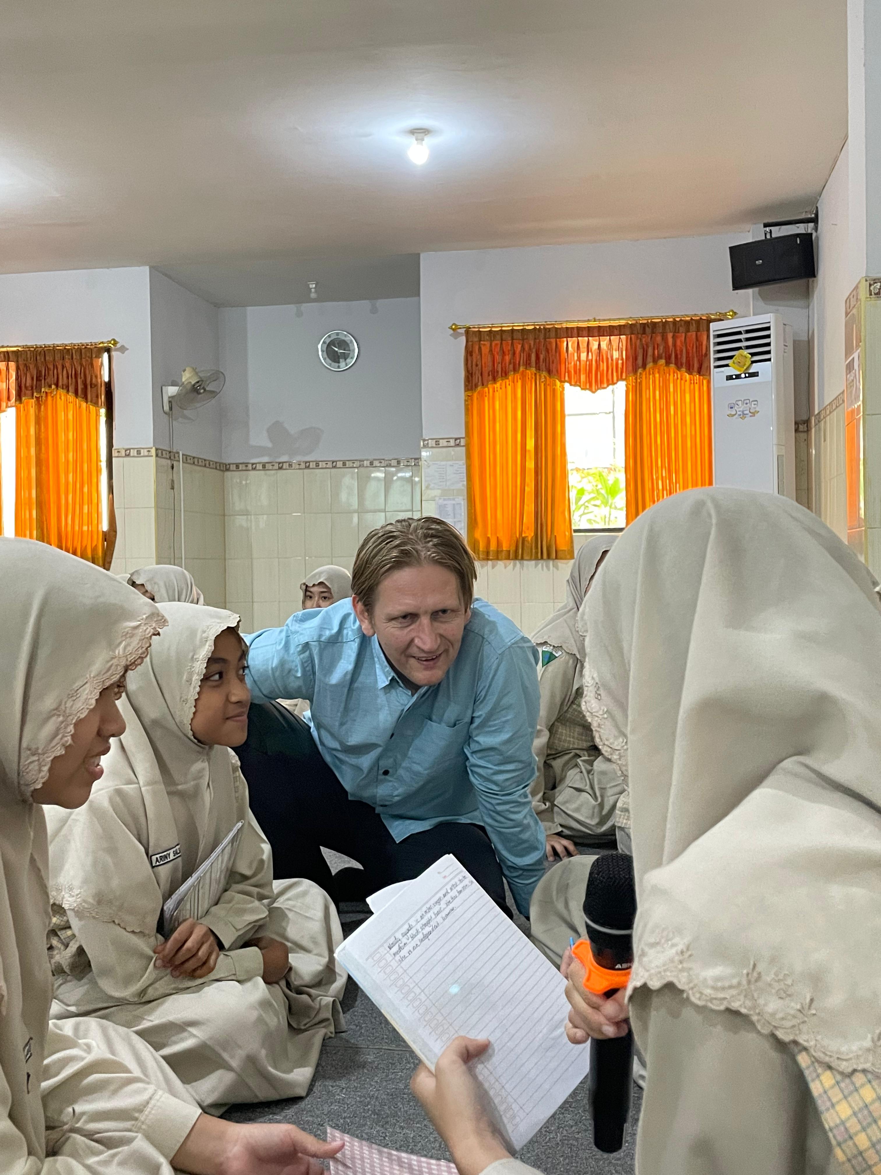 SMP YIMI BILINGUAL: Mr.Petter dari Kanada bercengkrama langsung  dengan Siswa-siswi SMP YIMI.