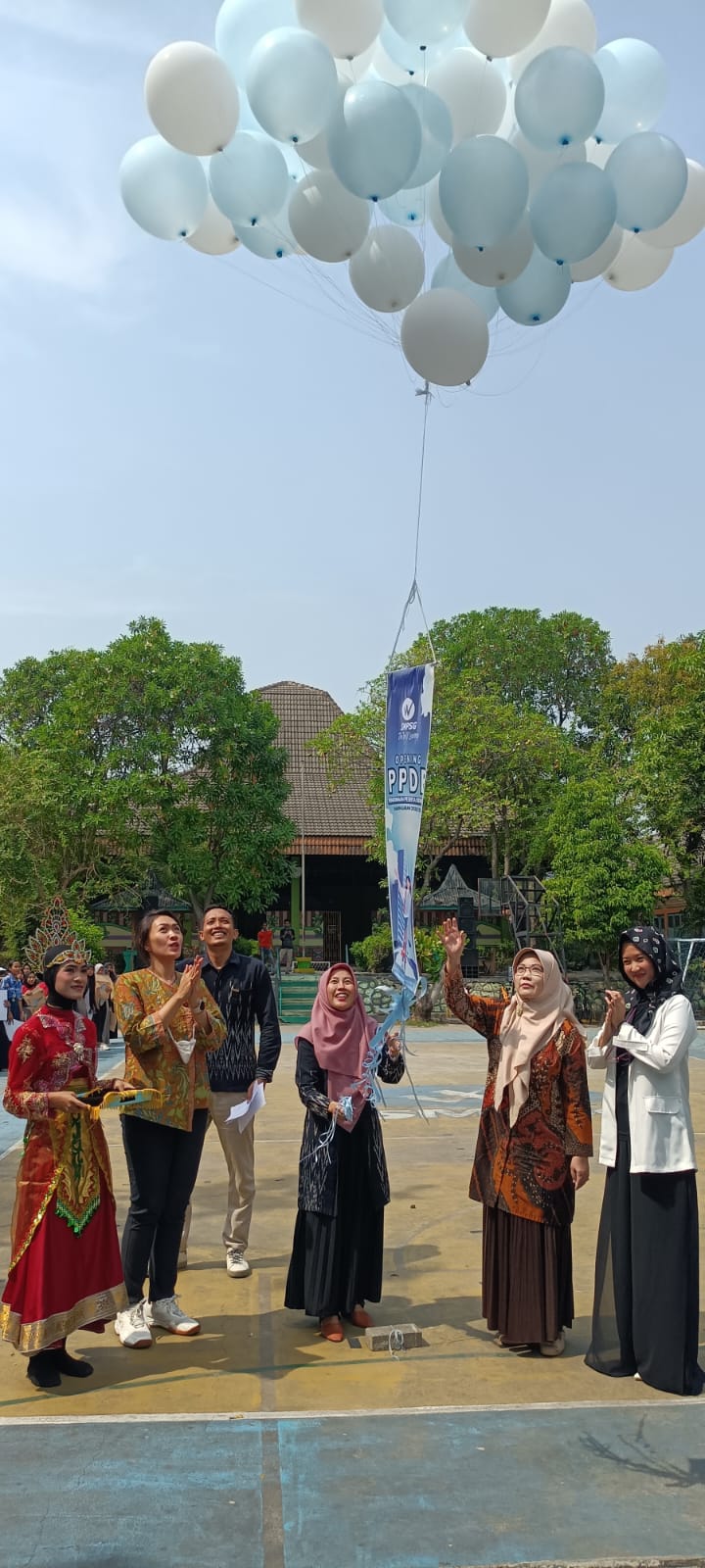PEMBUKAAN: Kepala SMP Semen Gresik Fafi Rofah didampingi Bendahara SIF Hanny Kusumohadiati dan Kepala Divisi Dikdasmen Dr. Erlina Diam&agrave;tuti melepas balon sebagai tanda dibukanya PPDB 2025/2026.