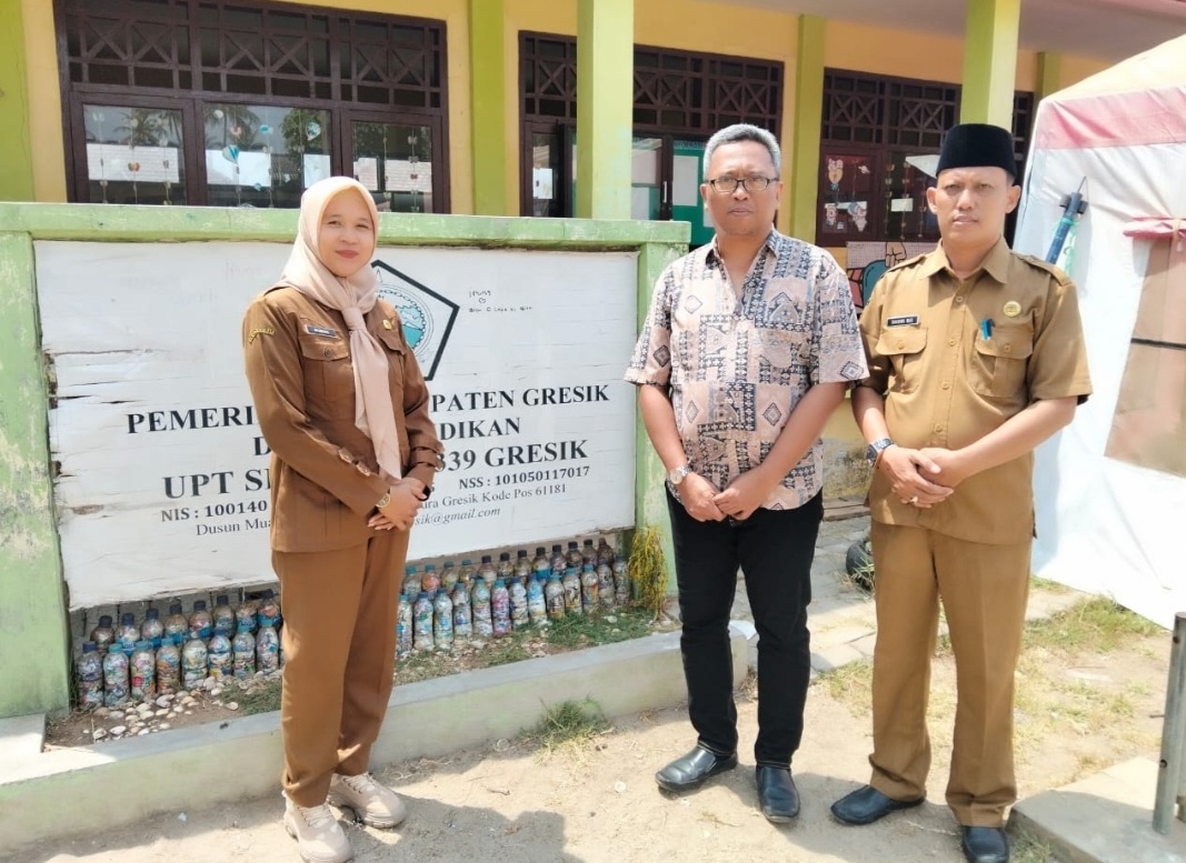 Sekretaris Dinas Pendidikan Gresik Herawan Eka Kusuma saat meninjau SDN Lebak 1 yang rusak akibat gempa.
