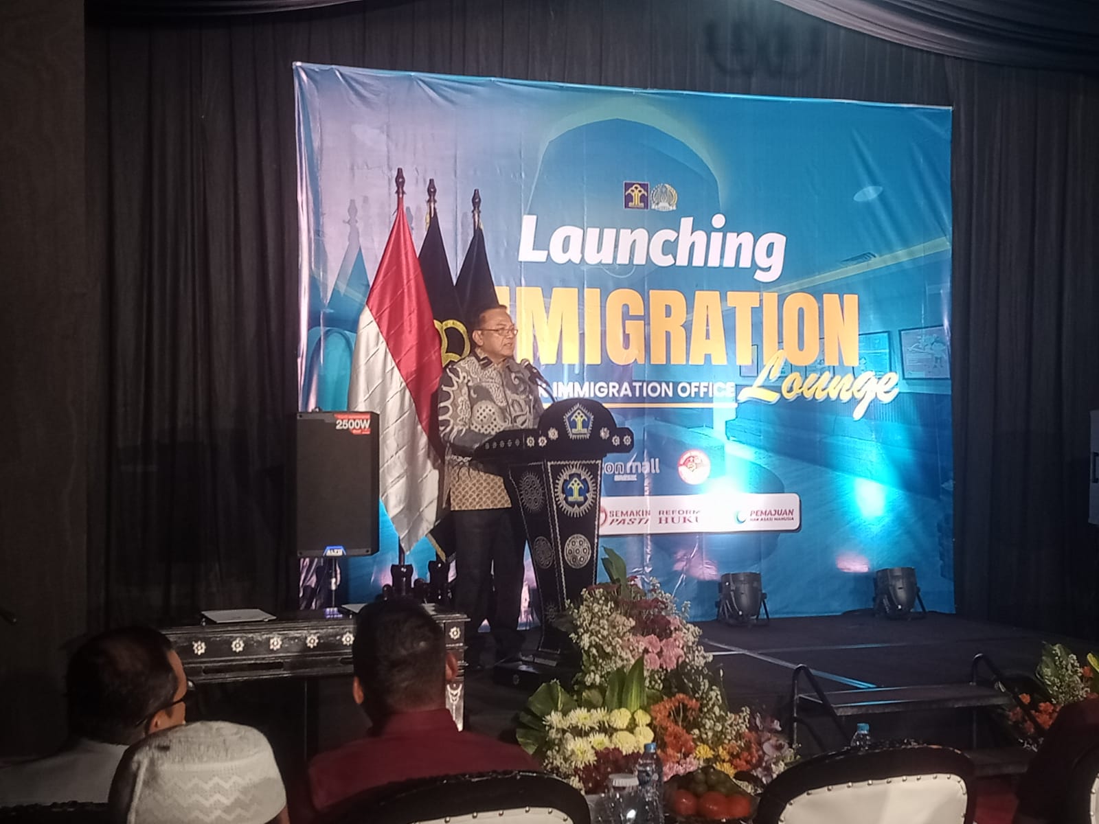 SAMBUTAN: Komisaris Utama PT Raya Bumi Nusantara Permai saat memberikan sambutan di acara launcing Imigrasi Lounge Icon Mall Gresik.