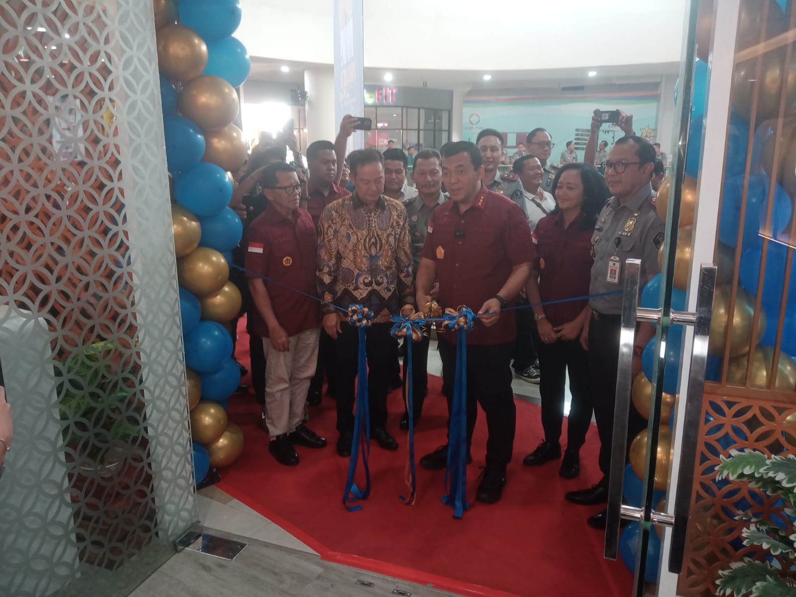 DIRESMIKAN :&nbsp; Dirjen Imigrasi Silmy Karim, Kepala Imigrasi Kelas I Tanjung Perak I Gusti Bagus Ibrahim, didampingi CEO RBNP Yahya Wahono saat meresmikan Imgrasi Lounge Icon Mall di Gresik.