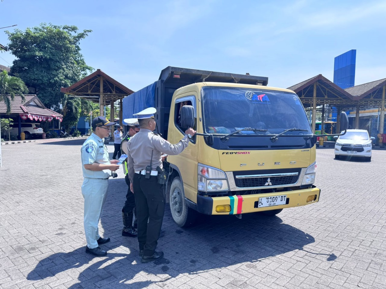 DITILANG : Anggota Satlantas Polres Gresik saat melakukan penilangan para pelanggar saat Operasi Sadar Keselamatan saat operasi Zebra Semeru 2024 di sejumlah titik di Kabupaten Gresik, Kamis (17/10)