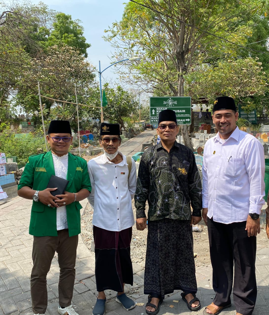 Ketua panitia MWCNU Gresik, Muhammad Gufron, Muhammad Mahzun bersama Ketua MWCNU Gresik Muhammad Zainuri  mendampingi ziara di Makam Tlogopojok Gresik