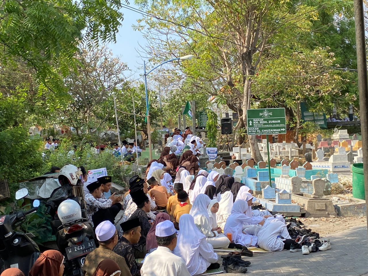 ZIARAH: Dalam rangka memperingati Hari santri Nasional (HSN), Majelis Wilayah Cabang NU Gresik menggelar acara ziarah ke Makam Muassis NU Tlogo Pojok di Jalan Gubernur Suryo, Gresik, Jumat (18/10).