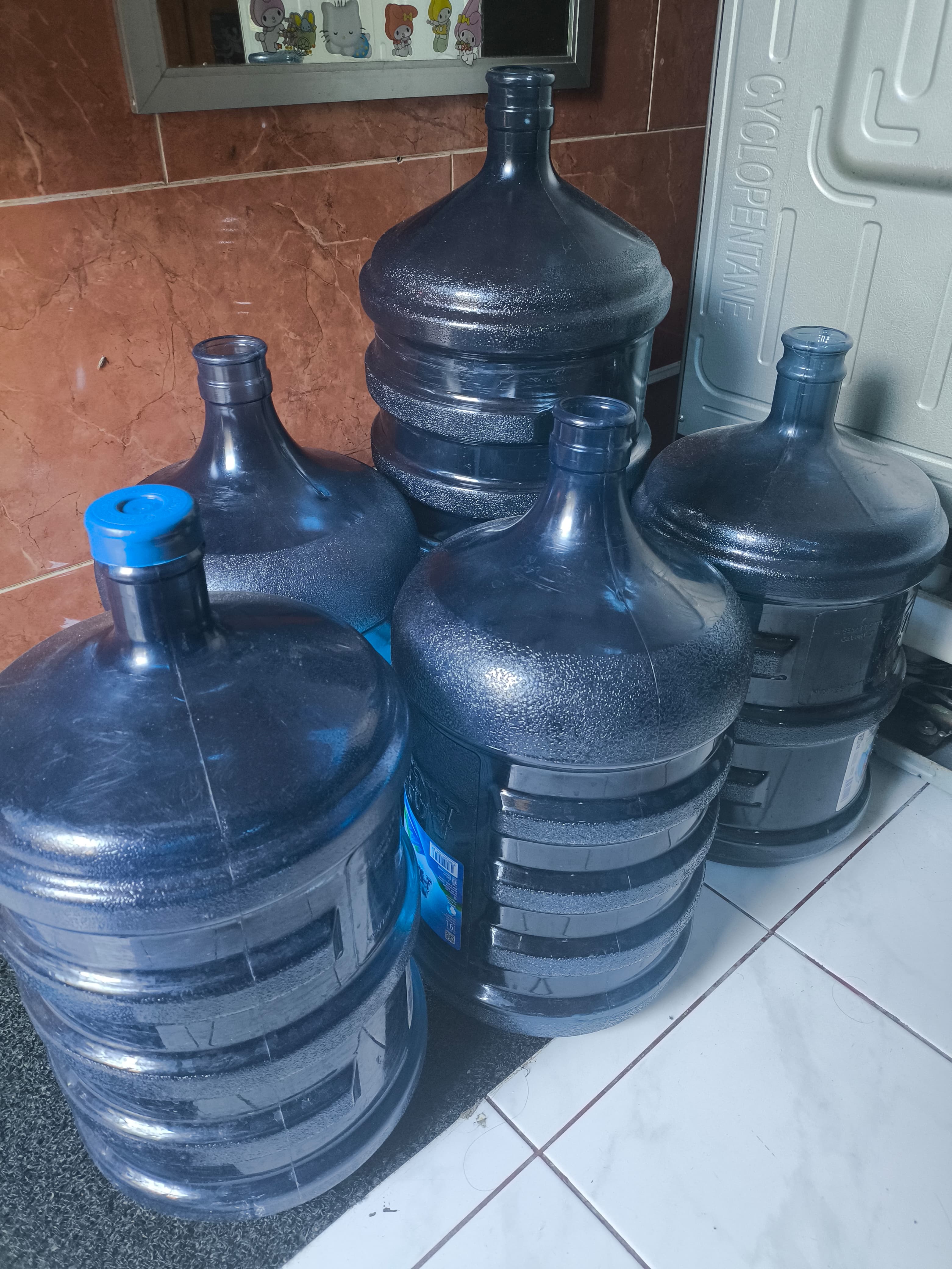 Kebutuhan air galon dalam seminggu di salah satu rumah warga dan semuanya harus beli