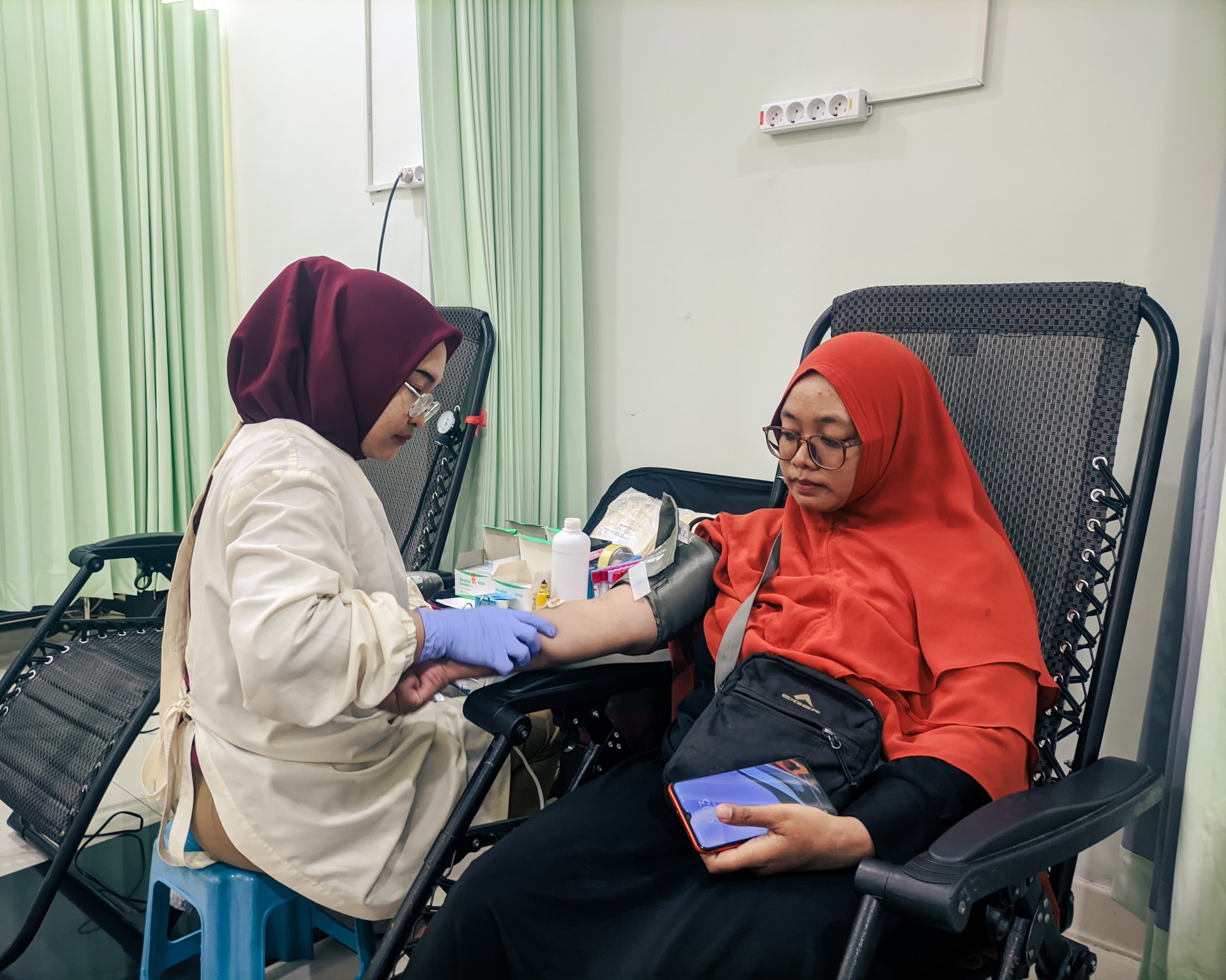 DONOR DARAH: Perawat sedang melakukan pemeriksaan sebelum donor darah.