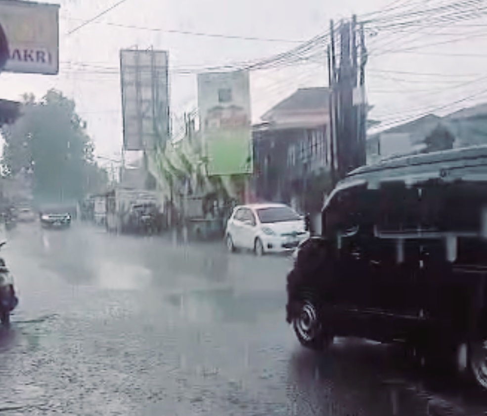 Hujan yang tiba-tiba terjadi di wilayah Kecamatan Menganti.