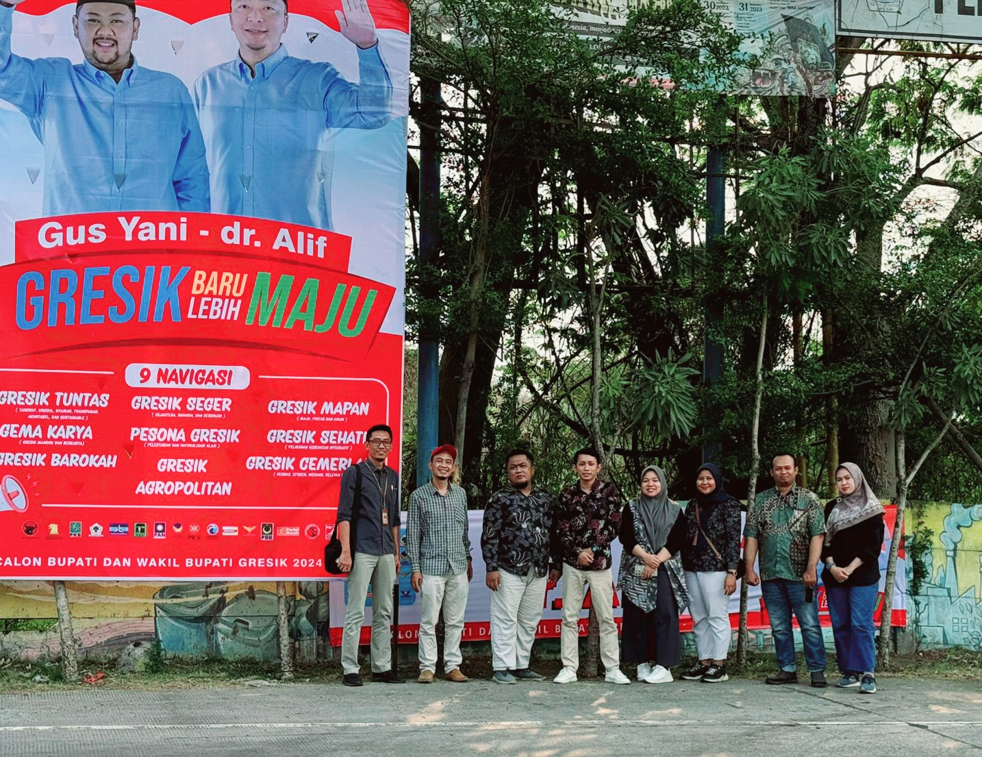 Tim Kampanye Paslon Yani - Alif saat melihat langsung pemasangan APK yang telah dilakukan KPU Gresik.