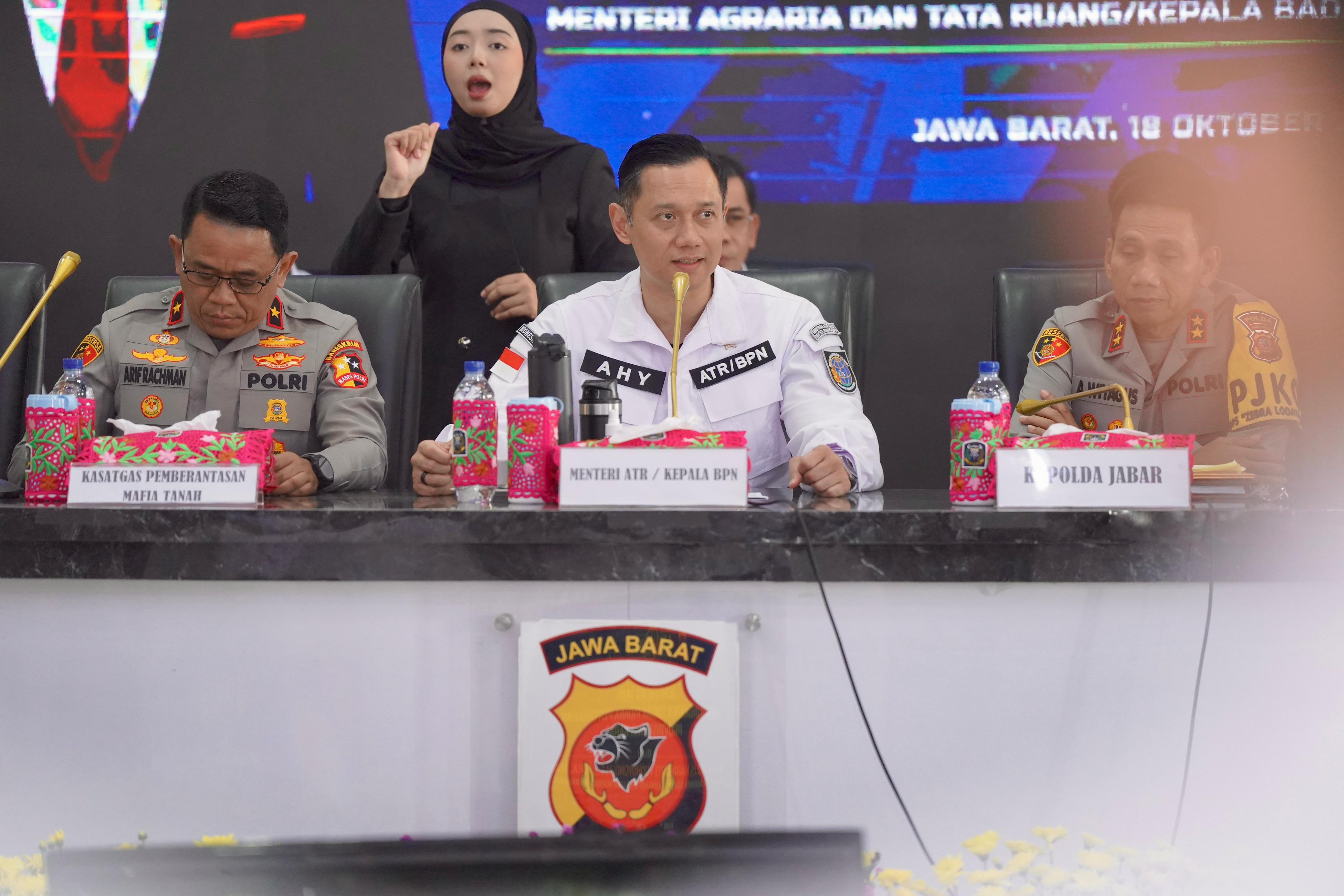 Gebuk Mafia : Menteri ATR/BPN Agus Harimurti Yudhoyono menyampaikan hasil temuan satgas Anti Mafia Tanah di Bandung.
