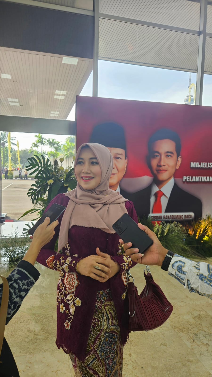 Lia Istifhama saat diwawancara wartawan usai pelantikan Prabowo Gibran