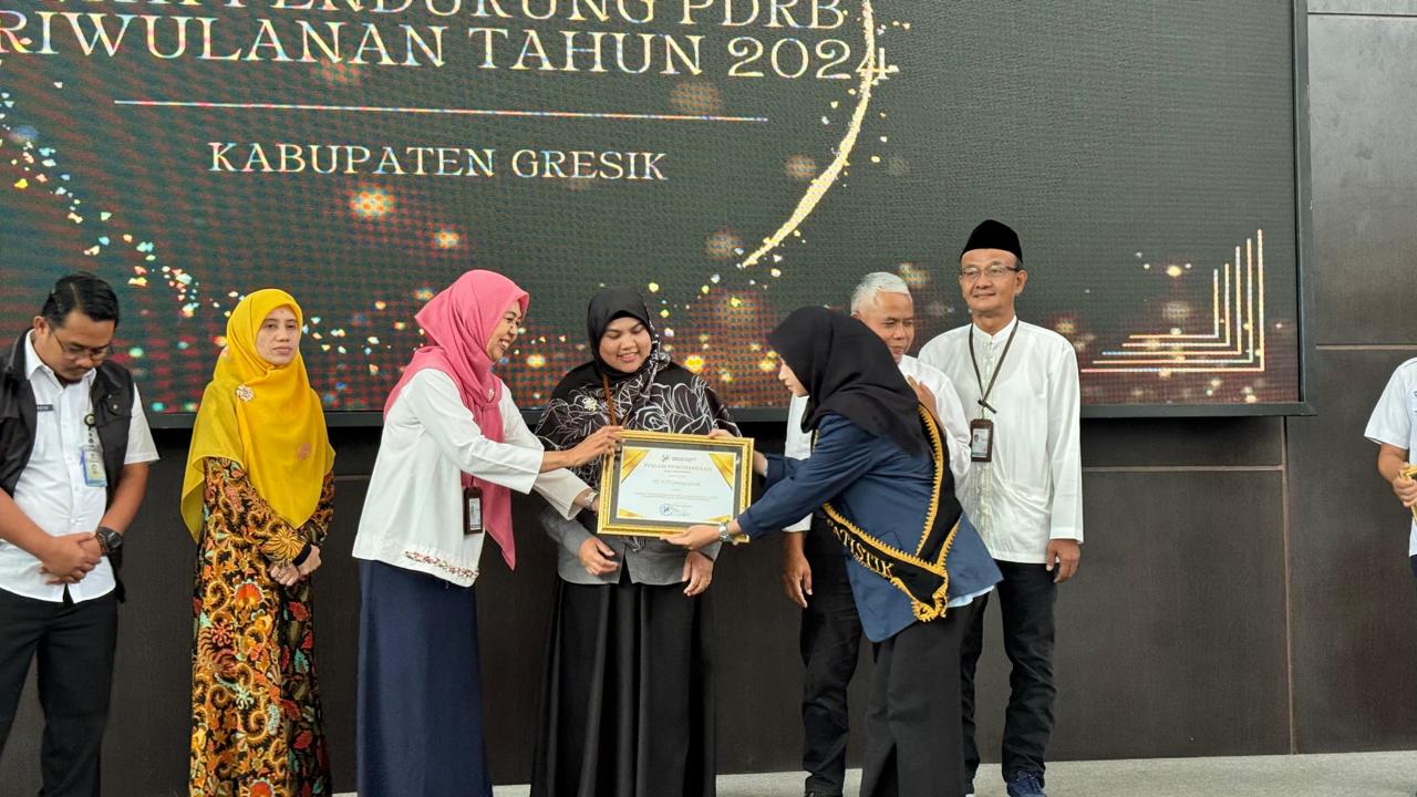 Apresiasi : BPS Kabupaten Gresik menyerahkan penghargaan kepada manajemen PLN UP3 Gresik atas kontribusinya dalam menyampaikan data PDRB non OPD.