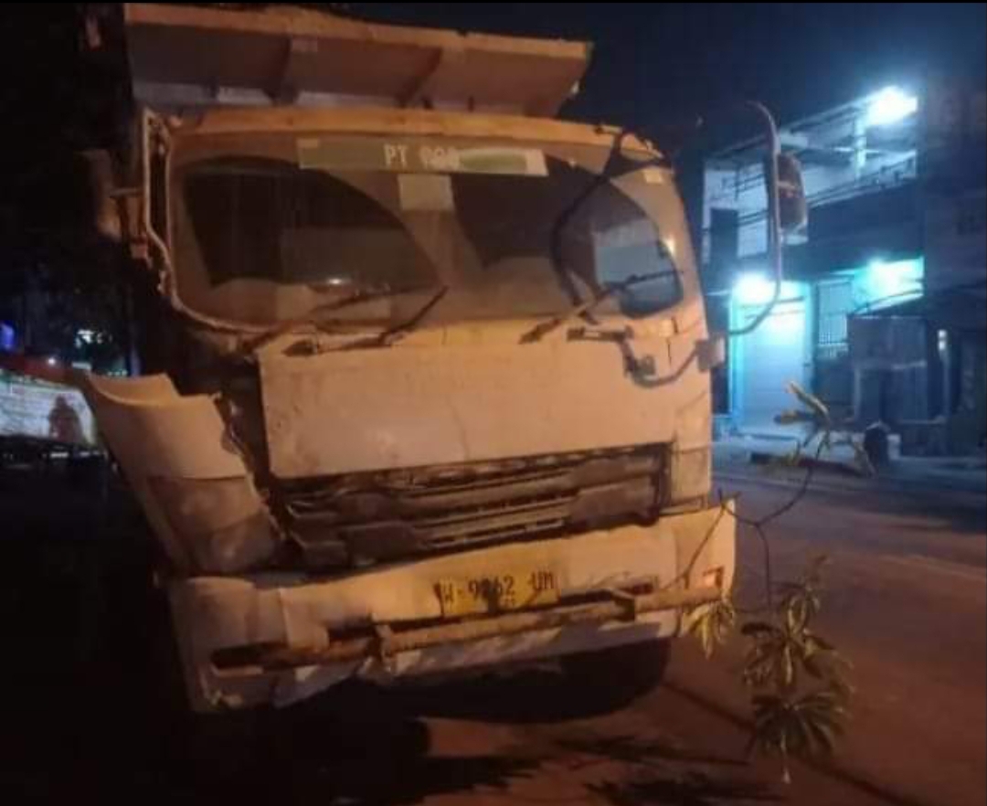PENDAMPINGAN: Barang bukti truk yang ditabrak pasca kecelakaan dengan pasutri.