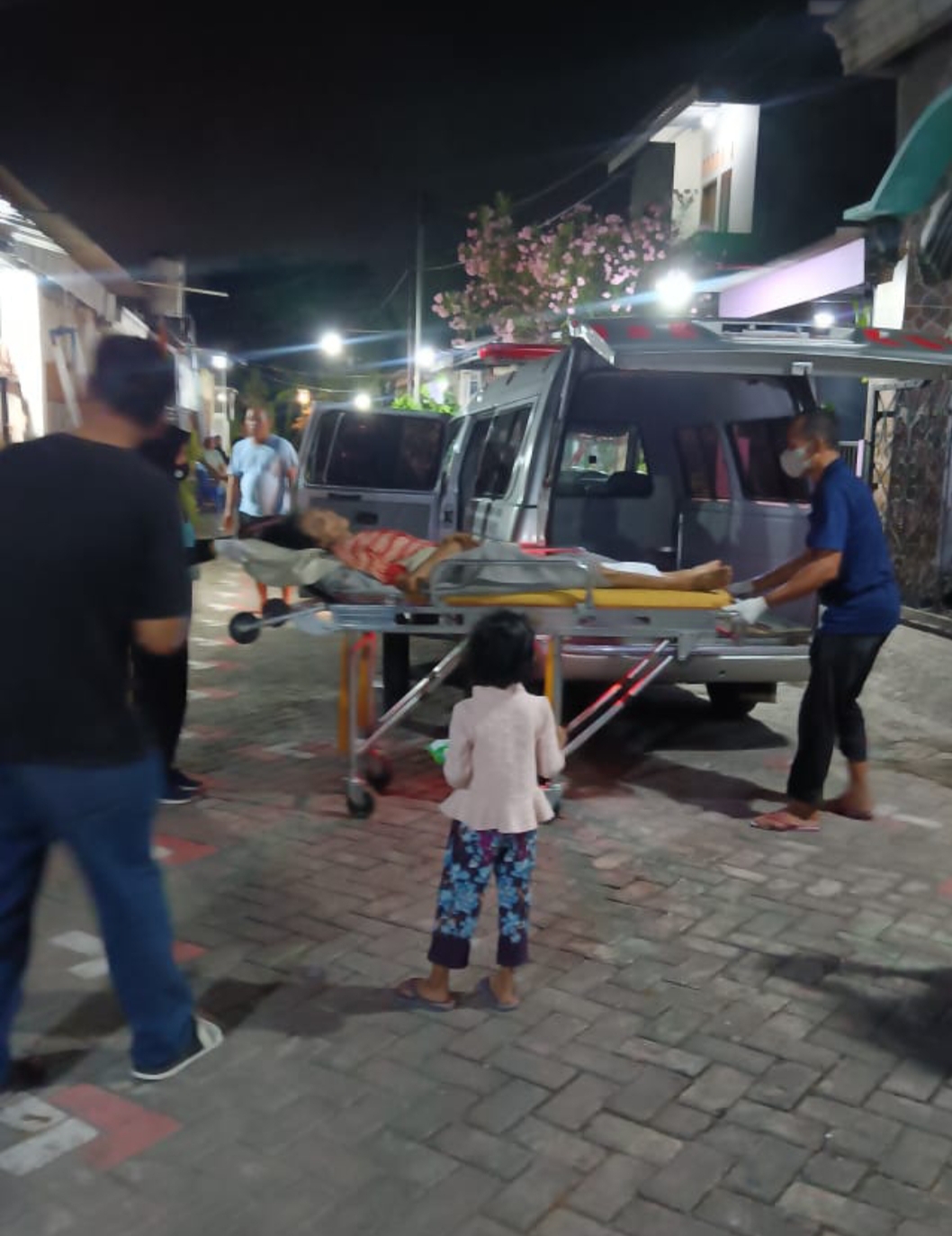 EVAKUASI : Petugas Damkarla Kabupaten Gresik saat mengevakuasi lansia sebatang kara untuk dibawa ke rumah sakit.