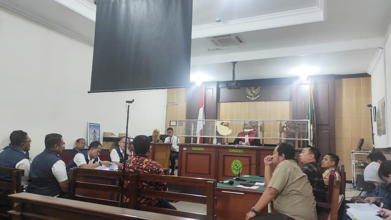 BEBAS: Majelis Hakim Pengadilan Negeri Gresik membebaskan Nur Hasyim, tersangka kasus dugaan penyalahgunaan Corporate Social Responsibility (CSR) dari Smelting, Kecamatan Manyar, Gresik.