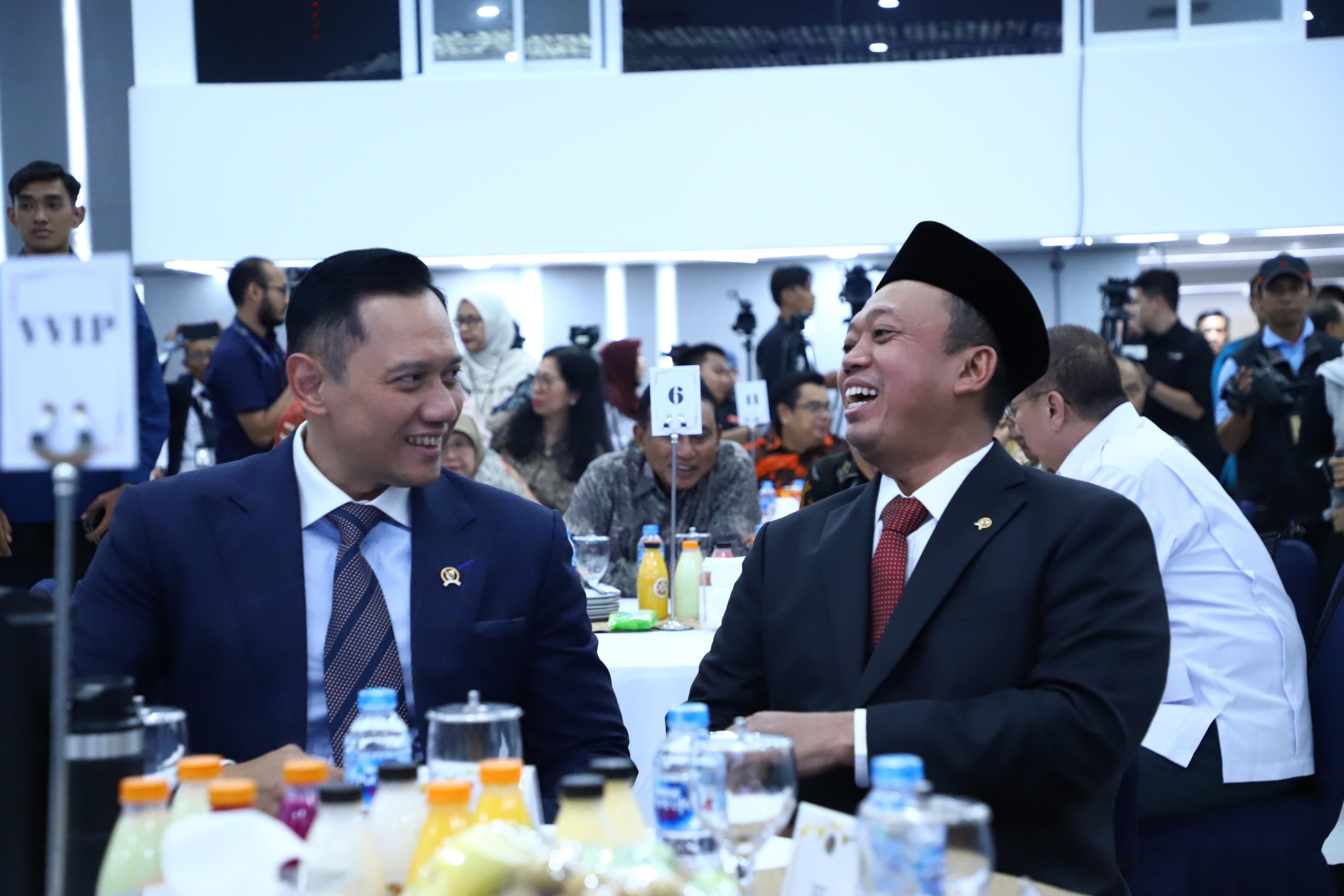 Lanjutkan Program : Menko Infrastruktur dan Pembangunan Kewilayahan, Agus Harimurti Yudhoyono duduk satu meja dengan Menteri ATR/BPN yang baru dilantik Nusron Wahid.