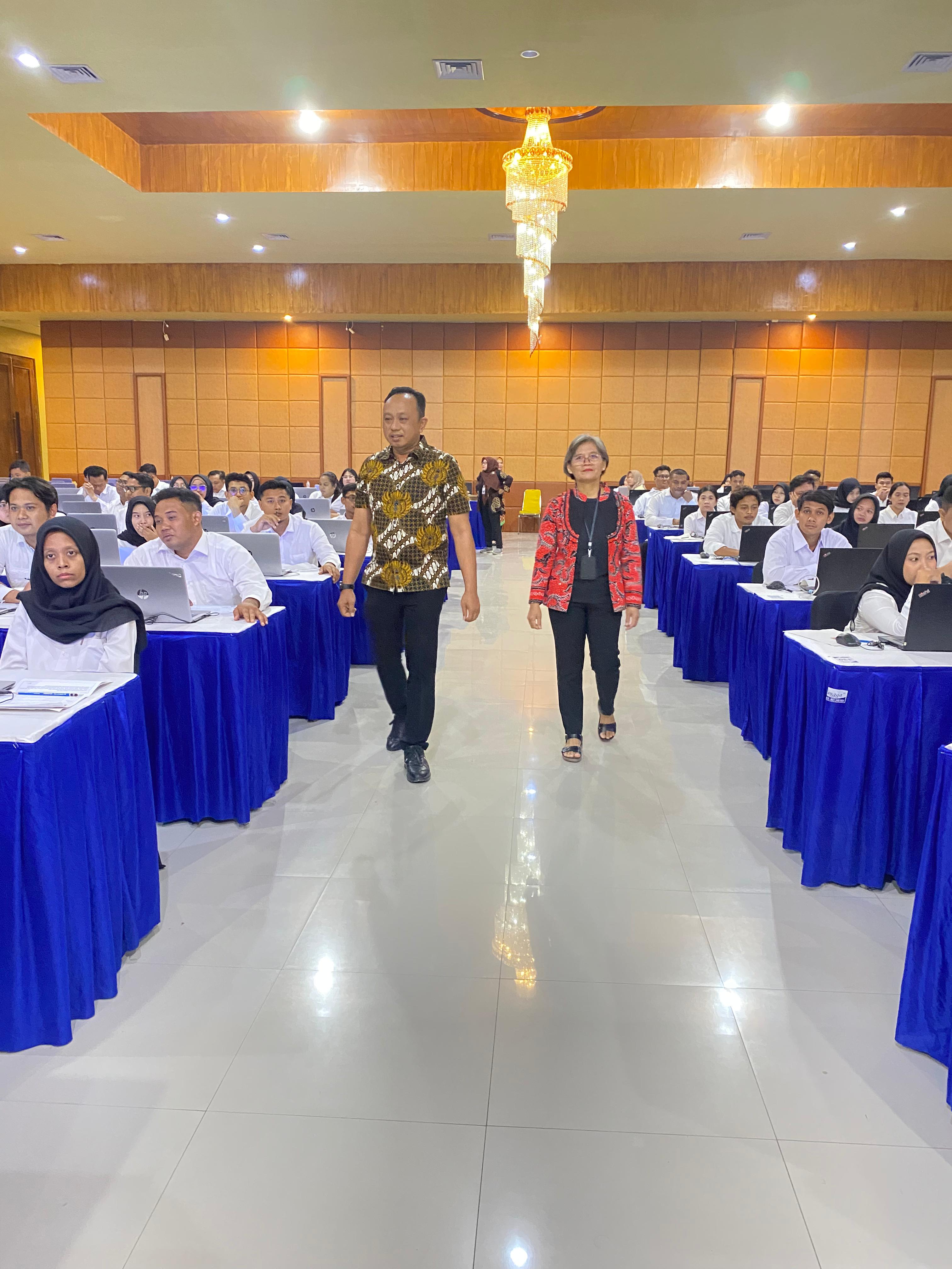 Kepala BKPSDM Gresik Agung Endro DS saat memantau pelaksanaan tes SKD CPNS 2024 di Universitas Bojonegoro.