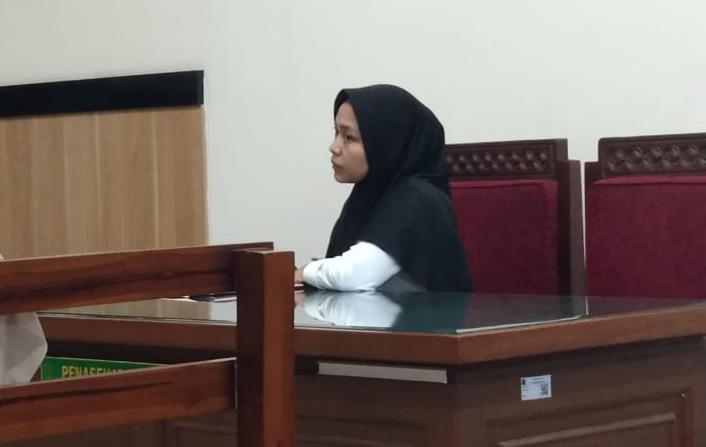DISIDANG : Terdakwa Mitta Agustina saat menjalani sidang di PN Gresik.