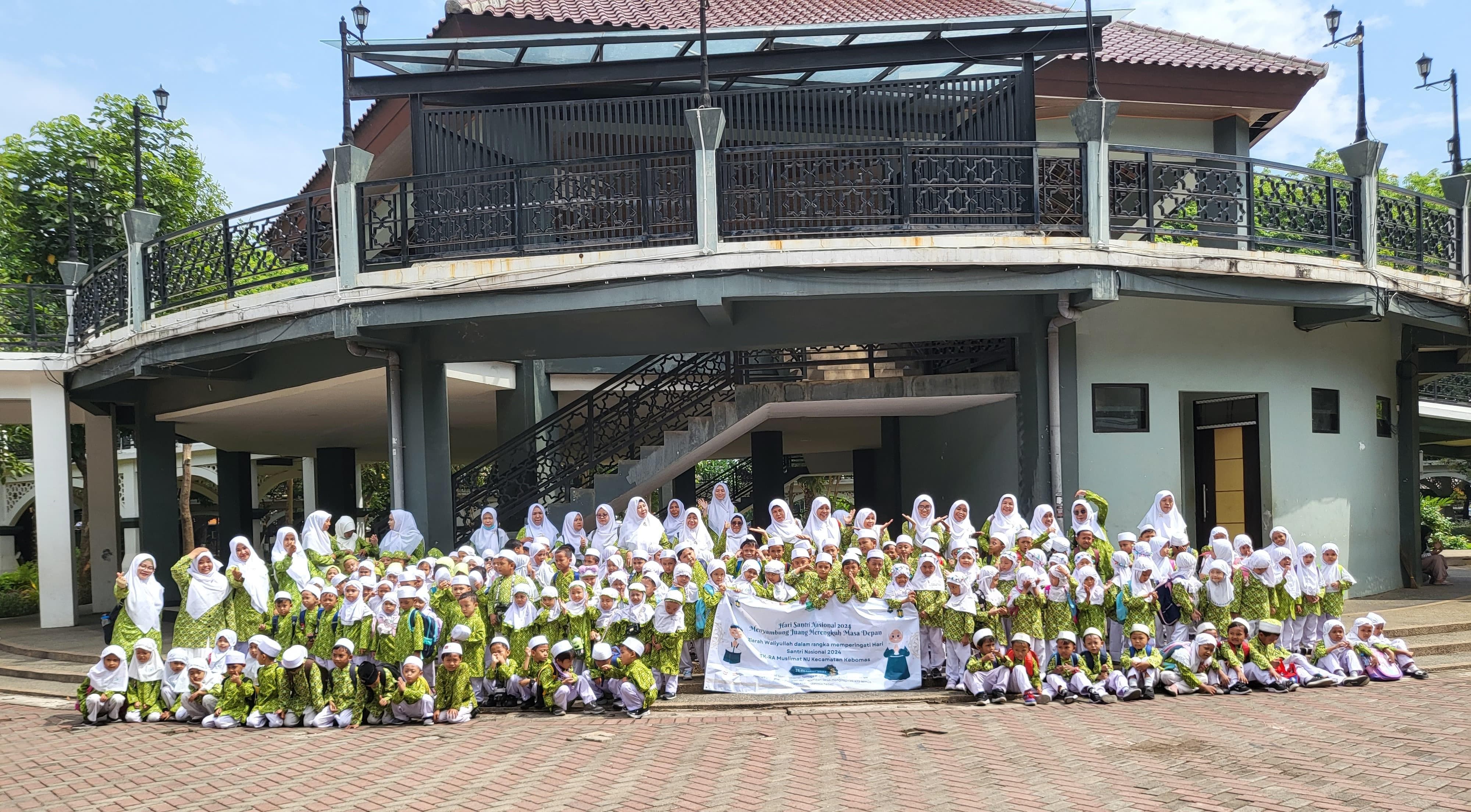 Hari Santri : Siswa-siswi TK-RA Muslimat NU se-Kecamatan Kebomas saat menyemarakkan hari santri 2024 di Alun-alun Gresik.
